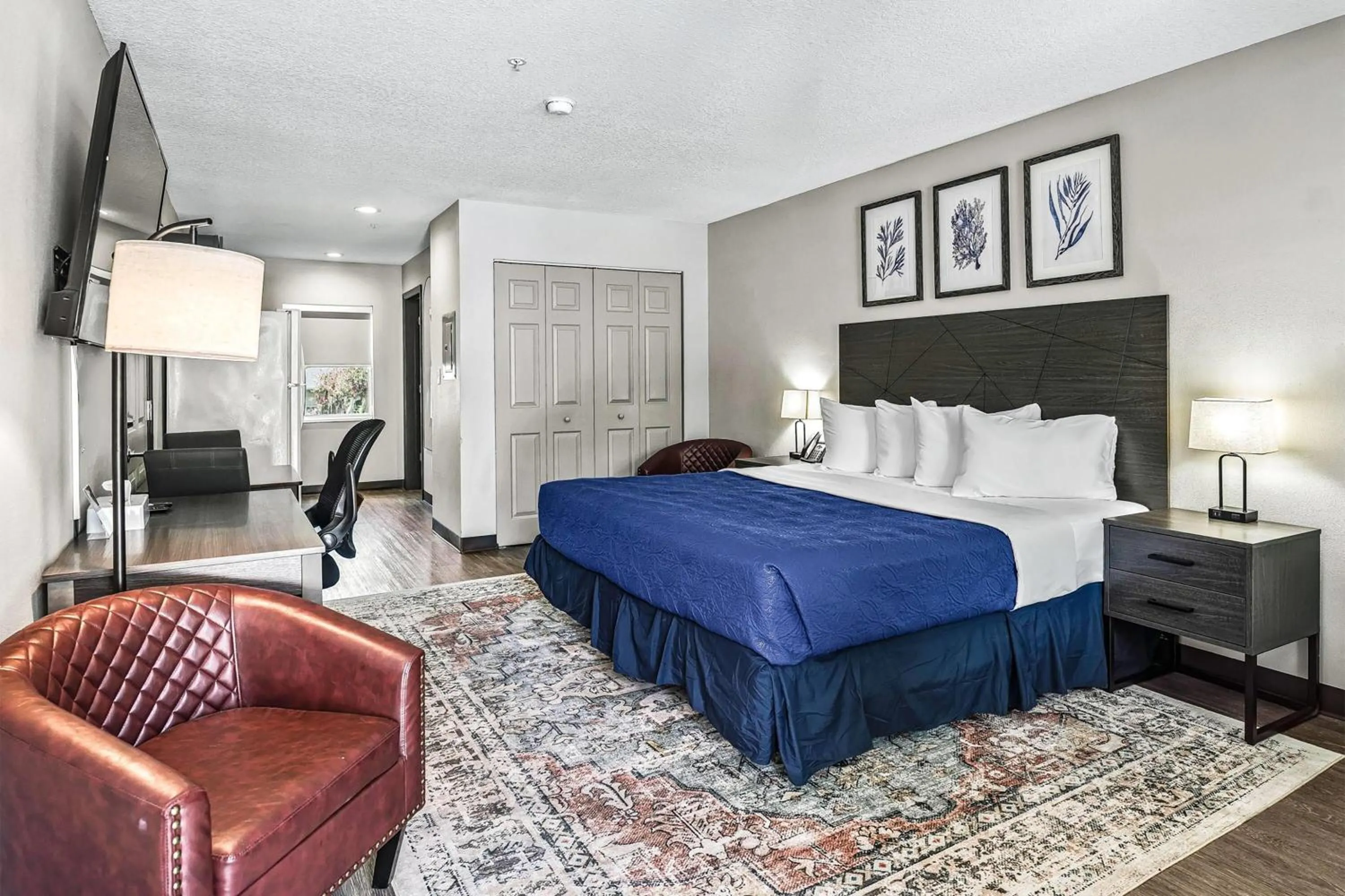 Photo of the whole room, Bed in Baymont by Wyndham Ocala Suites