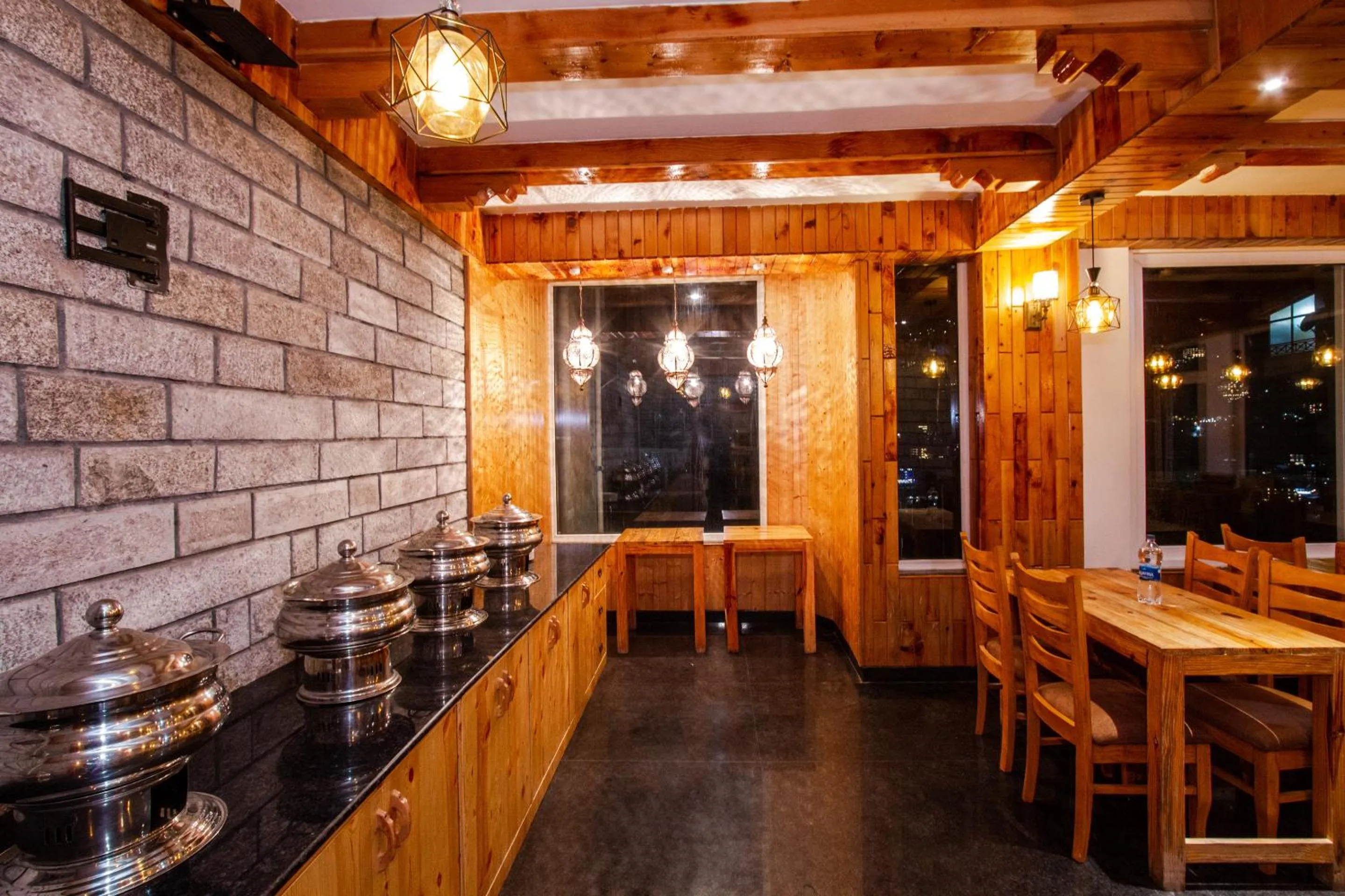 Restaurant/places to eat in Tripli Hotels Stone House Cottage