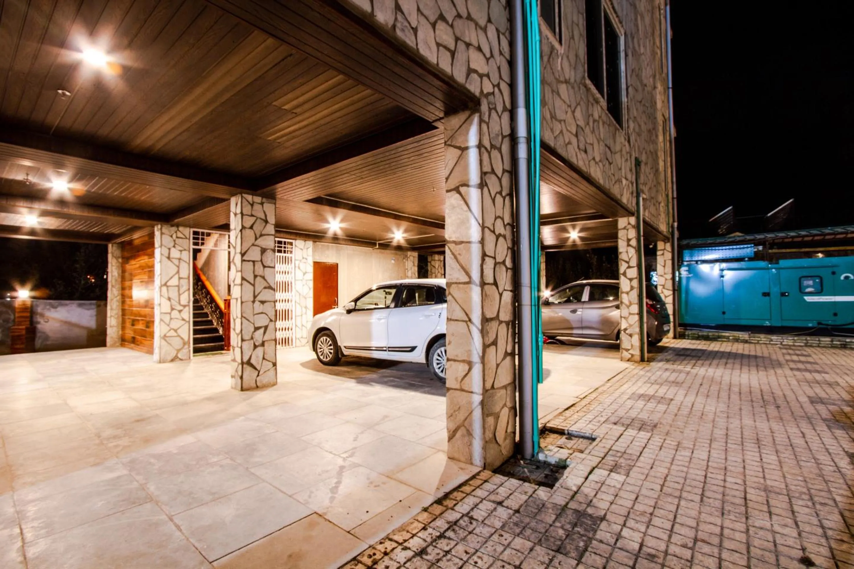 Parking in Tripli Hotels Stone House Cottage