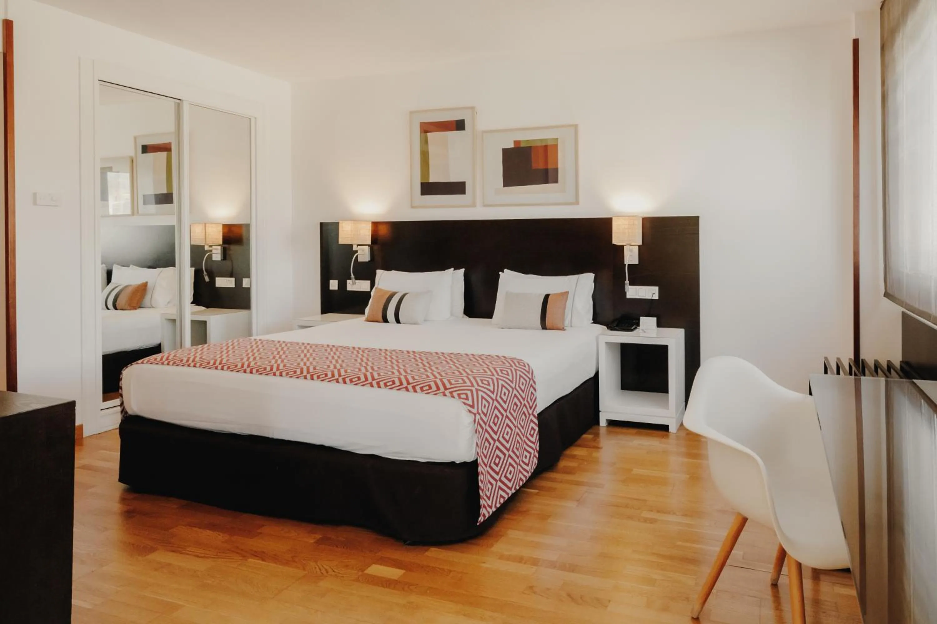 Family, Bed in Rafaelhoteles Atocha