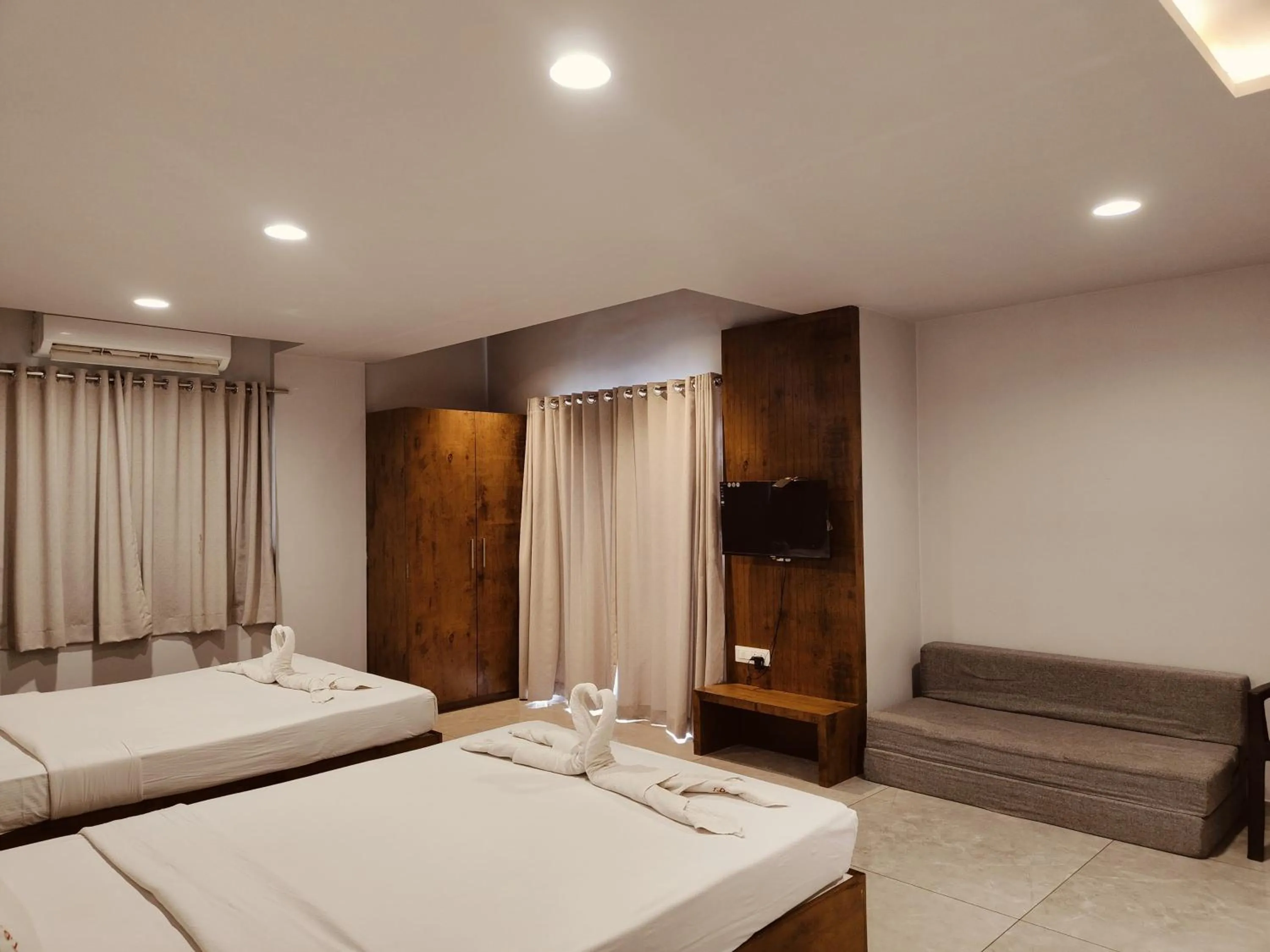 Bed in Hotel TrushaDham Near to Mahalaxmi Temple Kolhapur