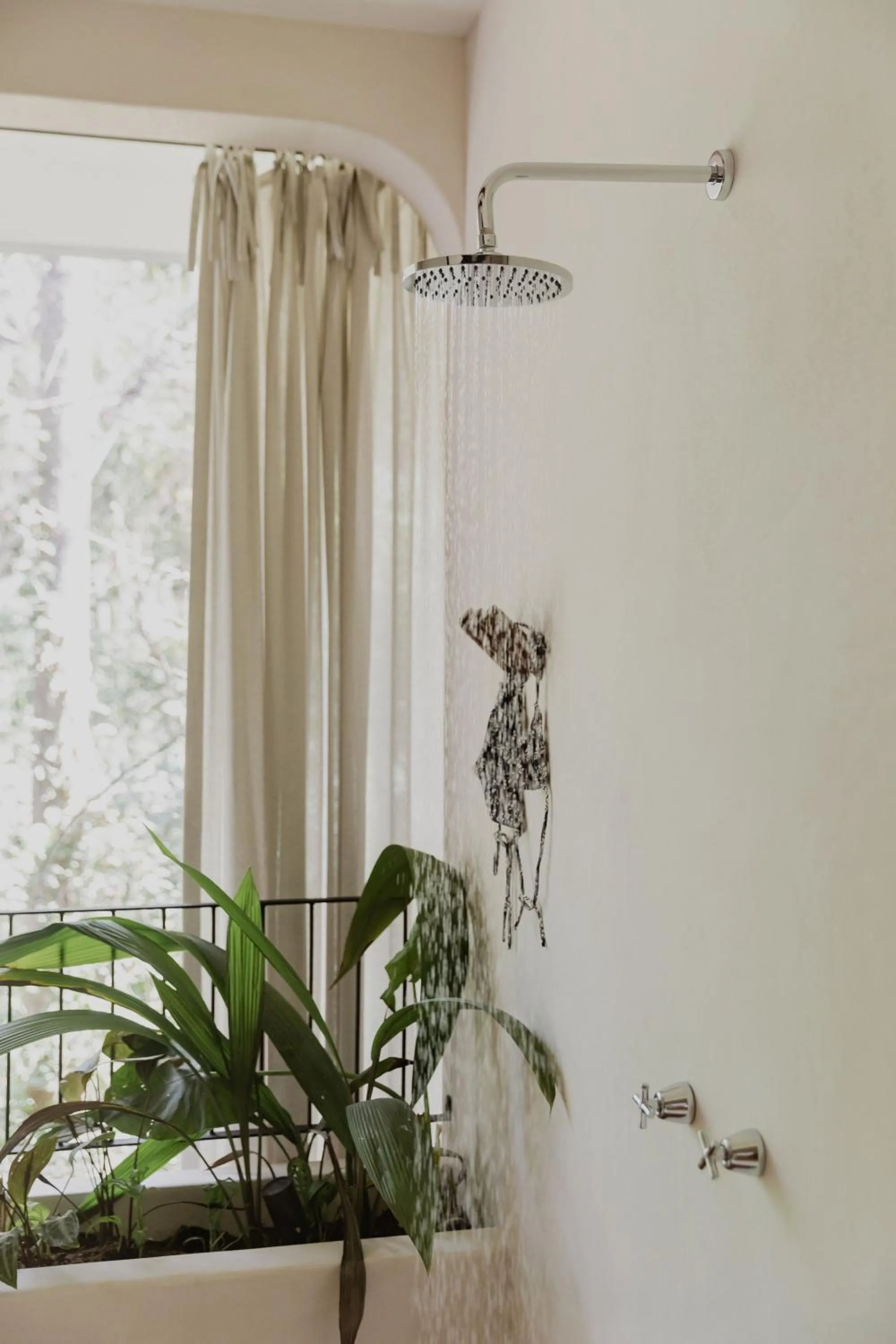 Shower in Sendero Hotel