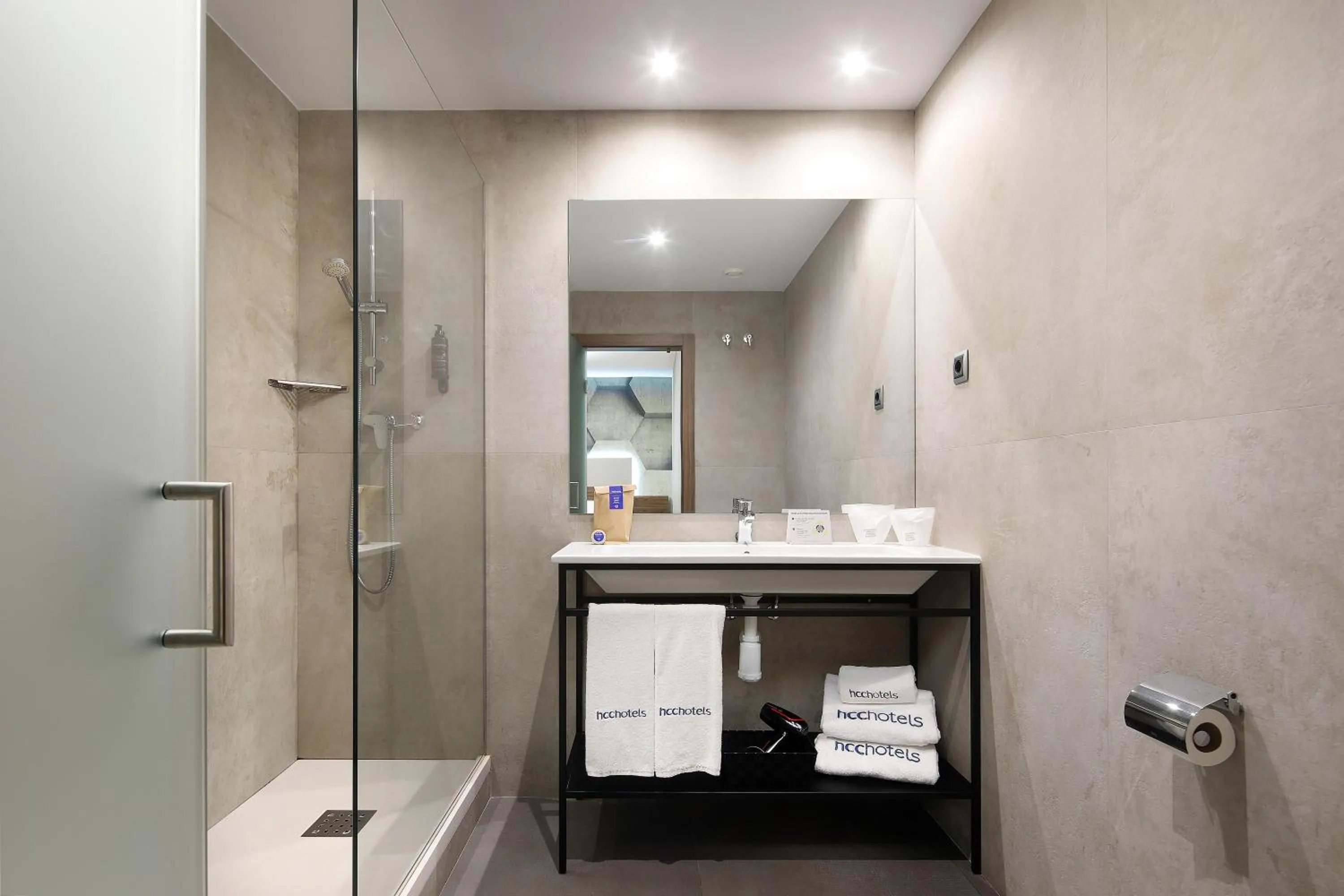 Shower in HCC Montblanc