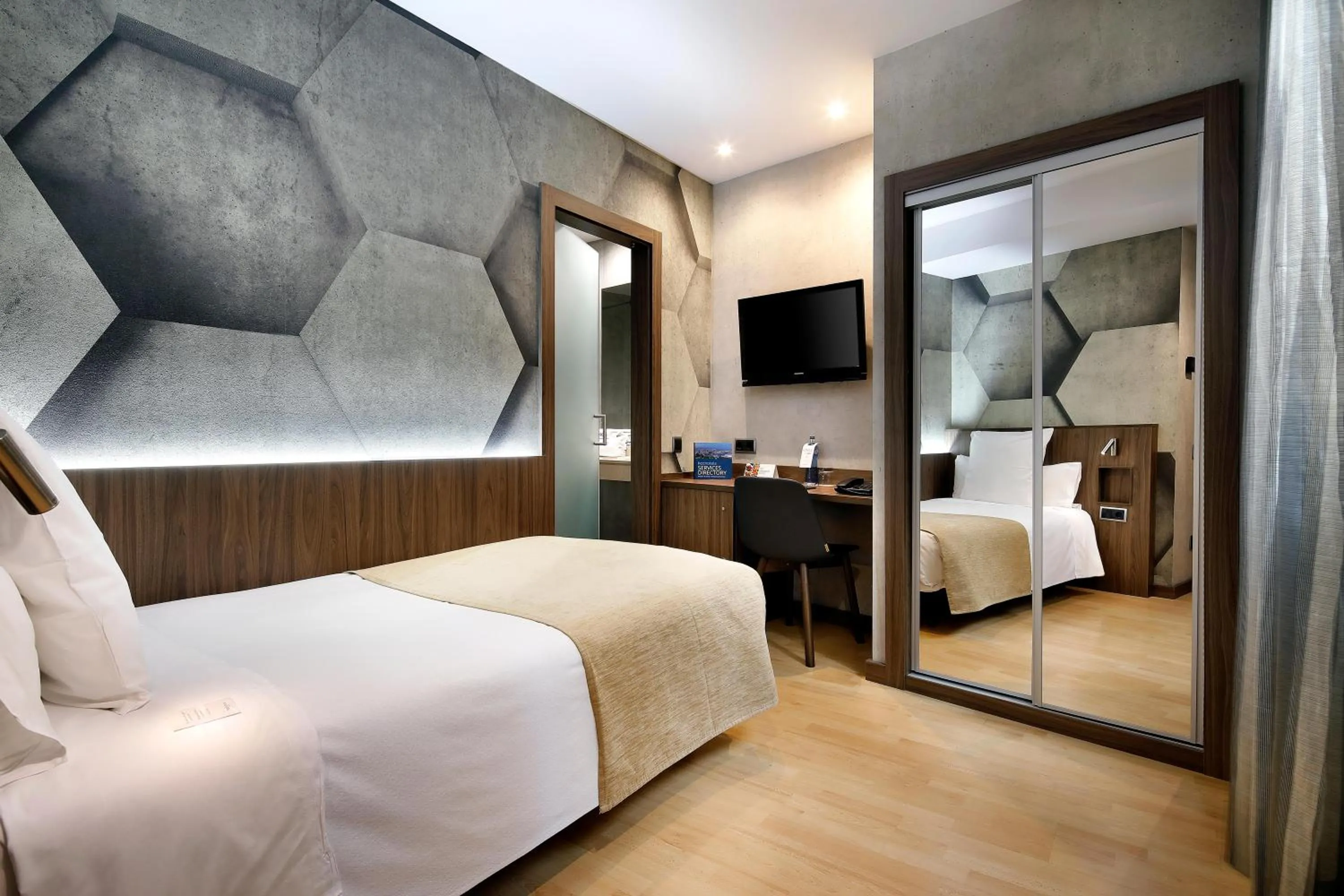 Photo of the whole room, Bed in HCC Montblanc