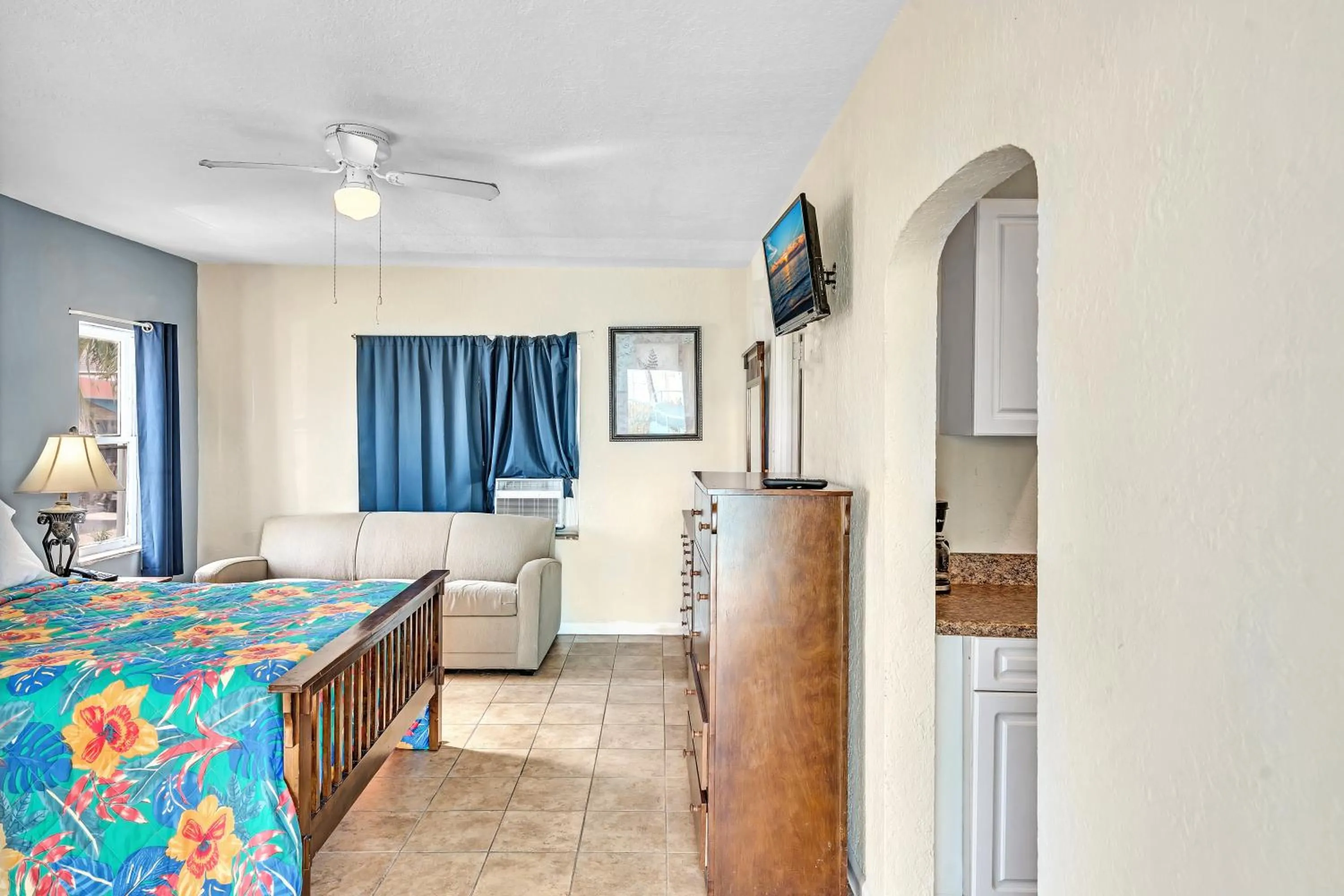 Photo of the whole room, Bed in Charter House