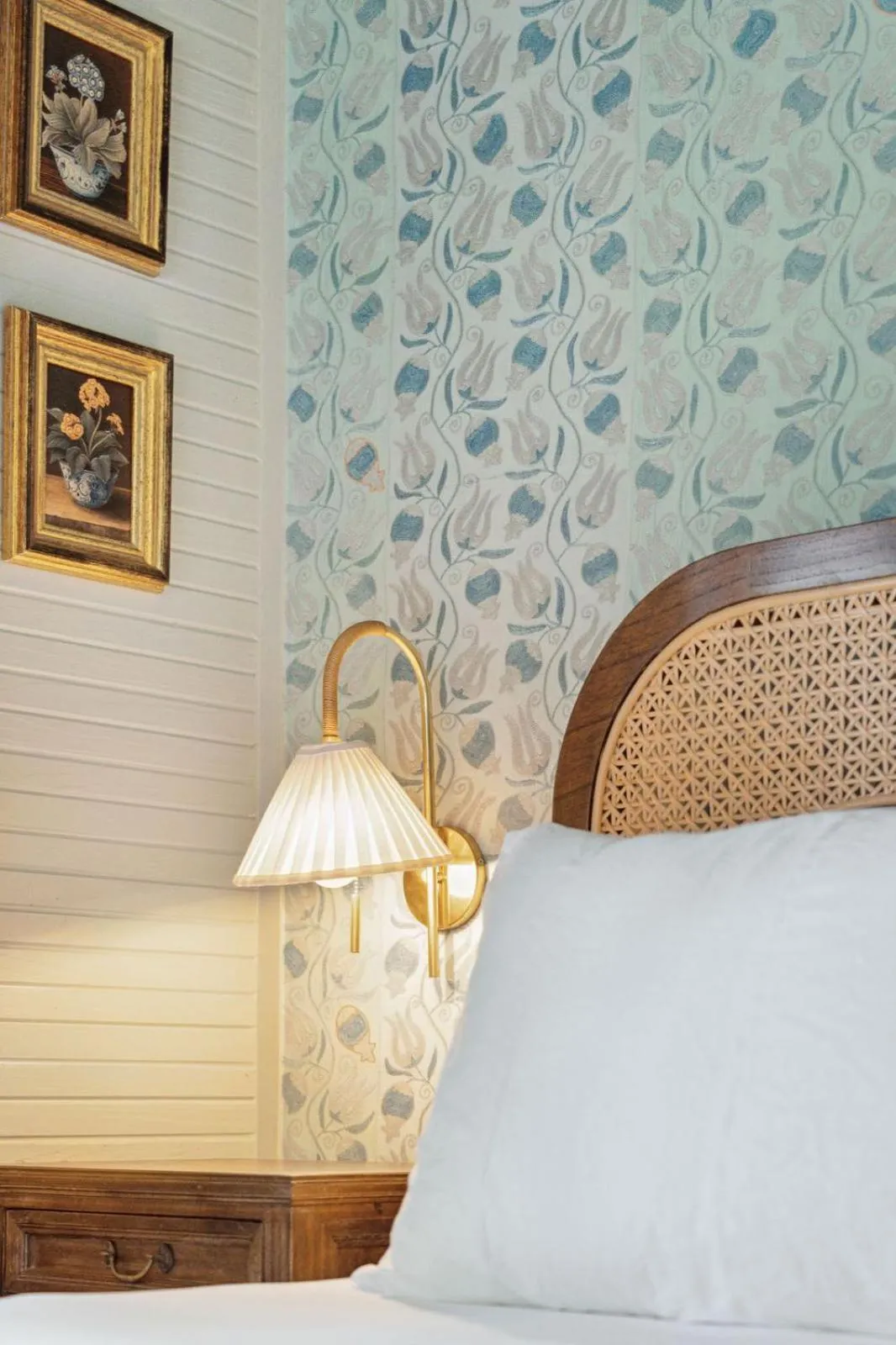 Bed in The Starlight Motor Inn