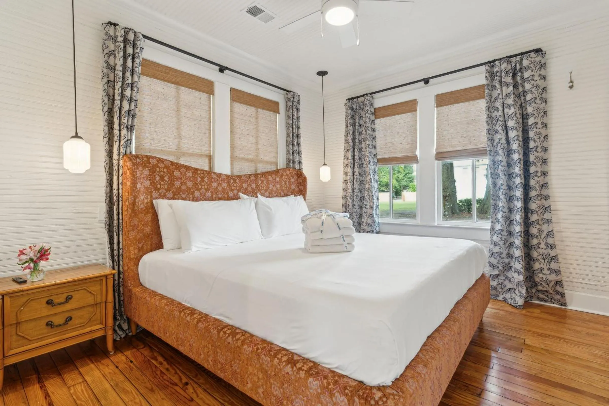 Bed in The Starlight Motor Inn