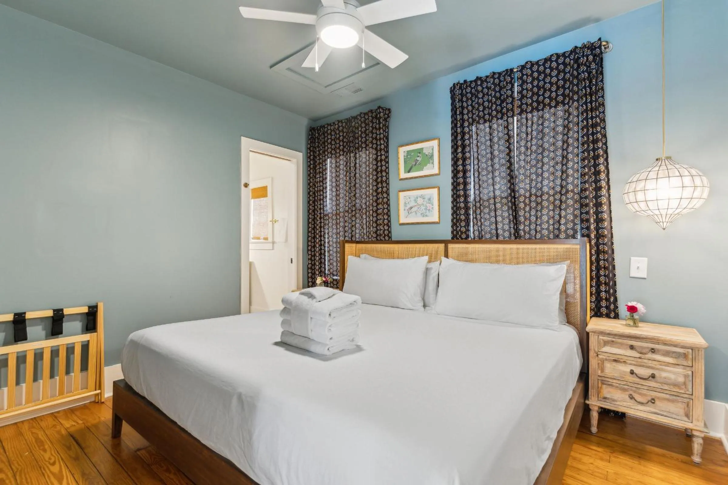 Bed in The Starlight Motor Inn