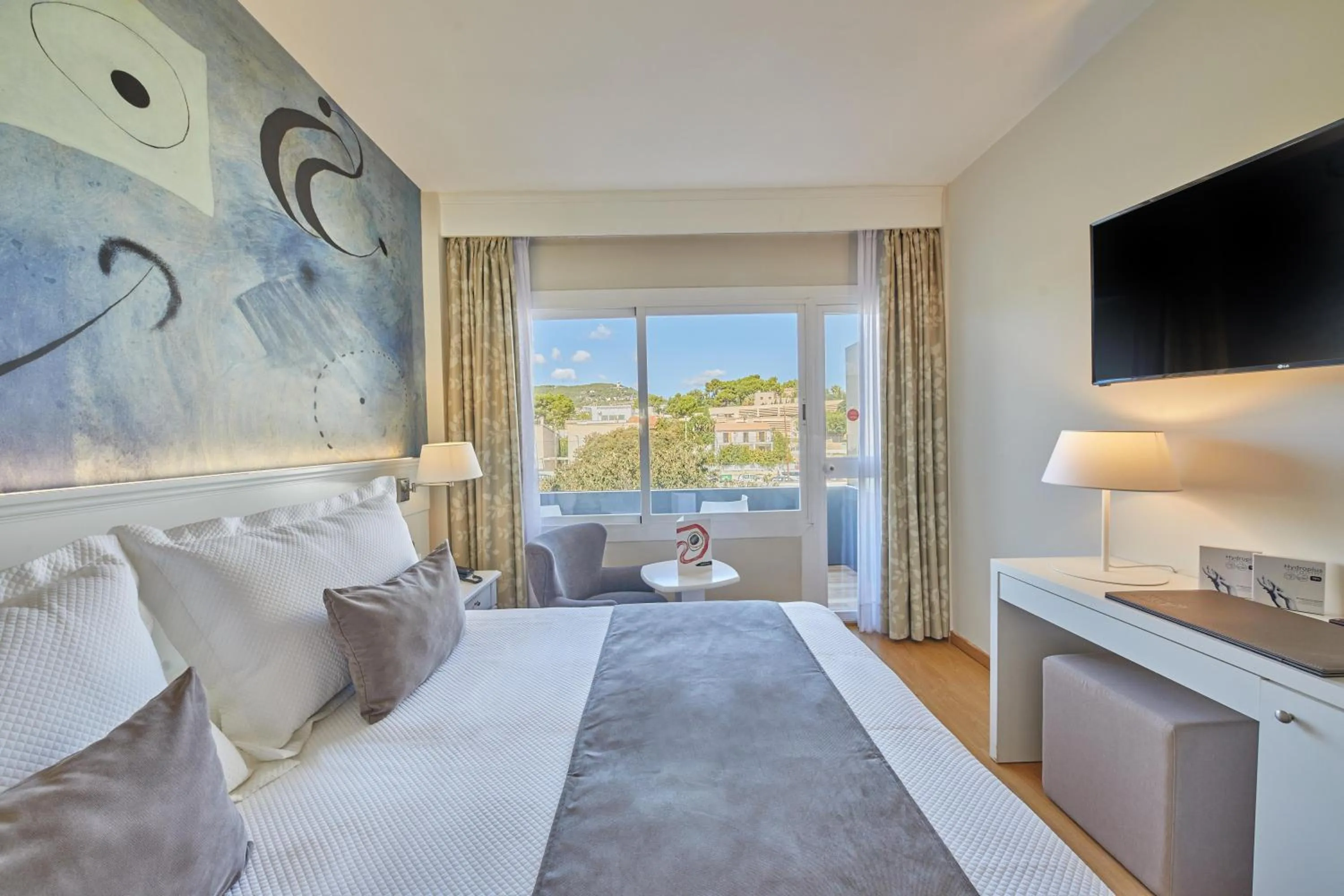 Photo of the whole room, Bed in Hotel Joan Miró Museum