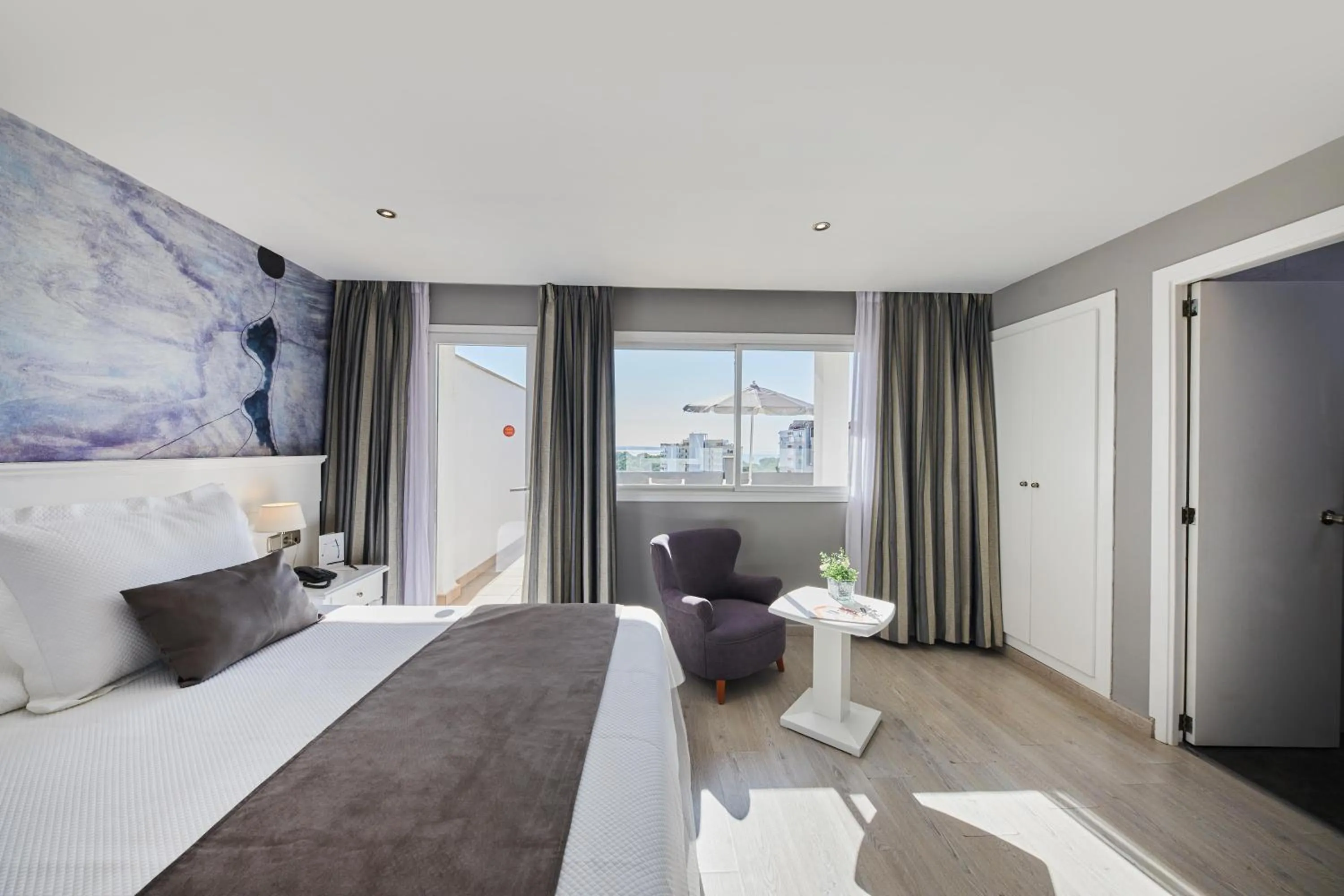 Photo of the whole room, Bed in Hotel Joan Miró Museum