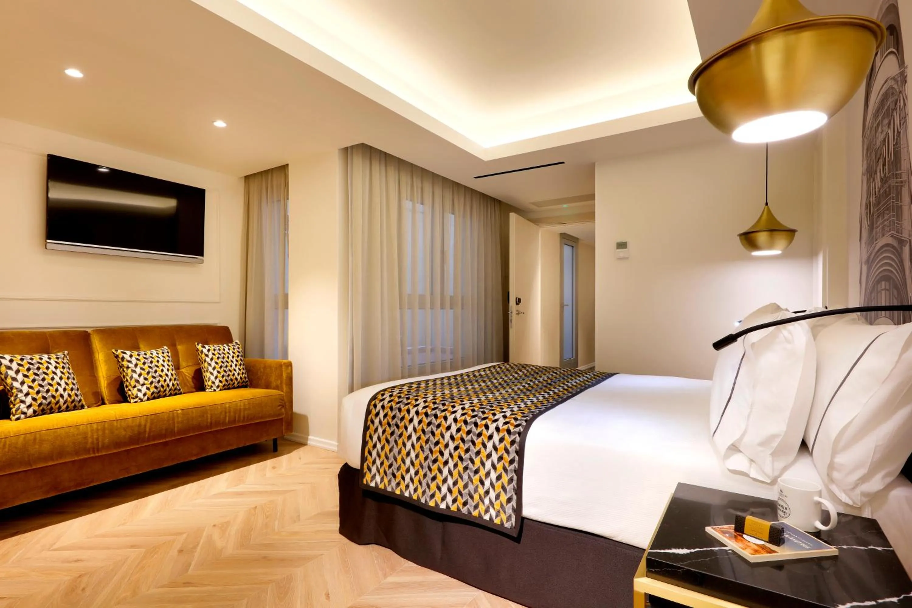 Photo of the whole room, Bed in Eurostars Madrid Gran Vía