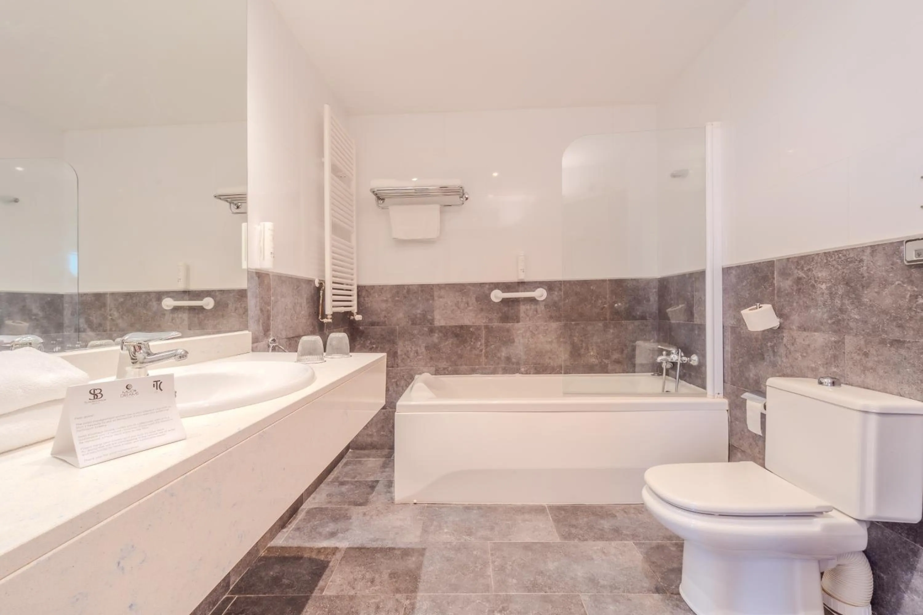 Bathroom in Hotel ITC Ciudad de Haro