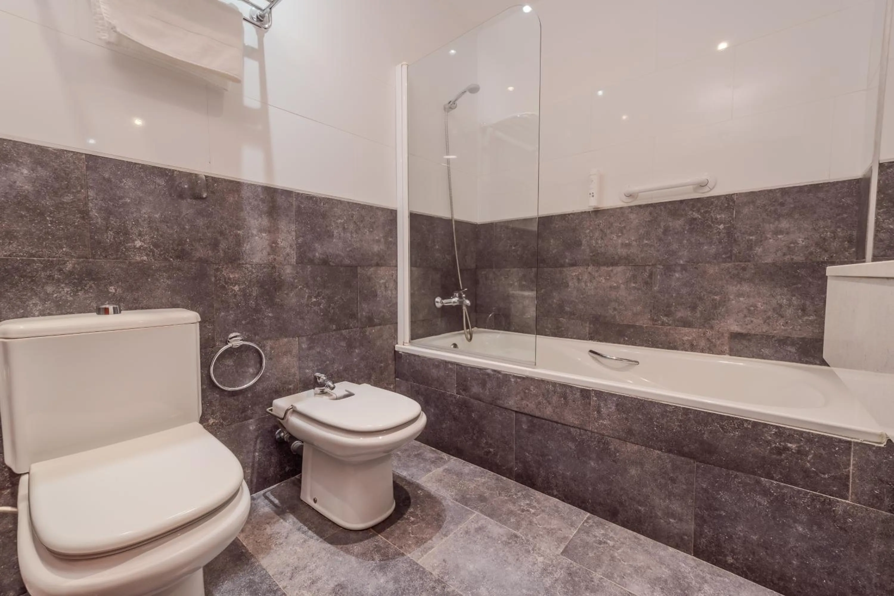 Bathroom in Hotel ITC Ciudad de Haro