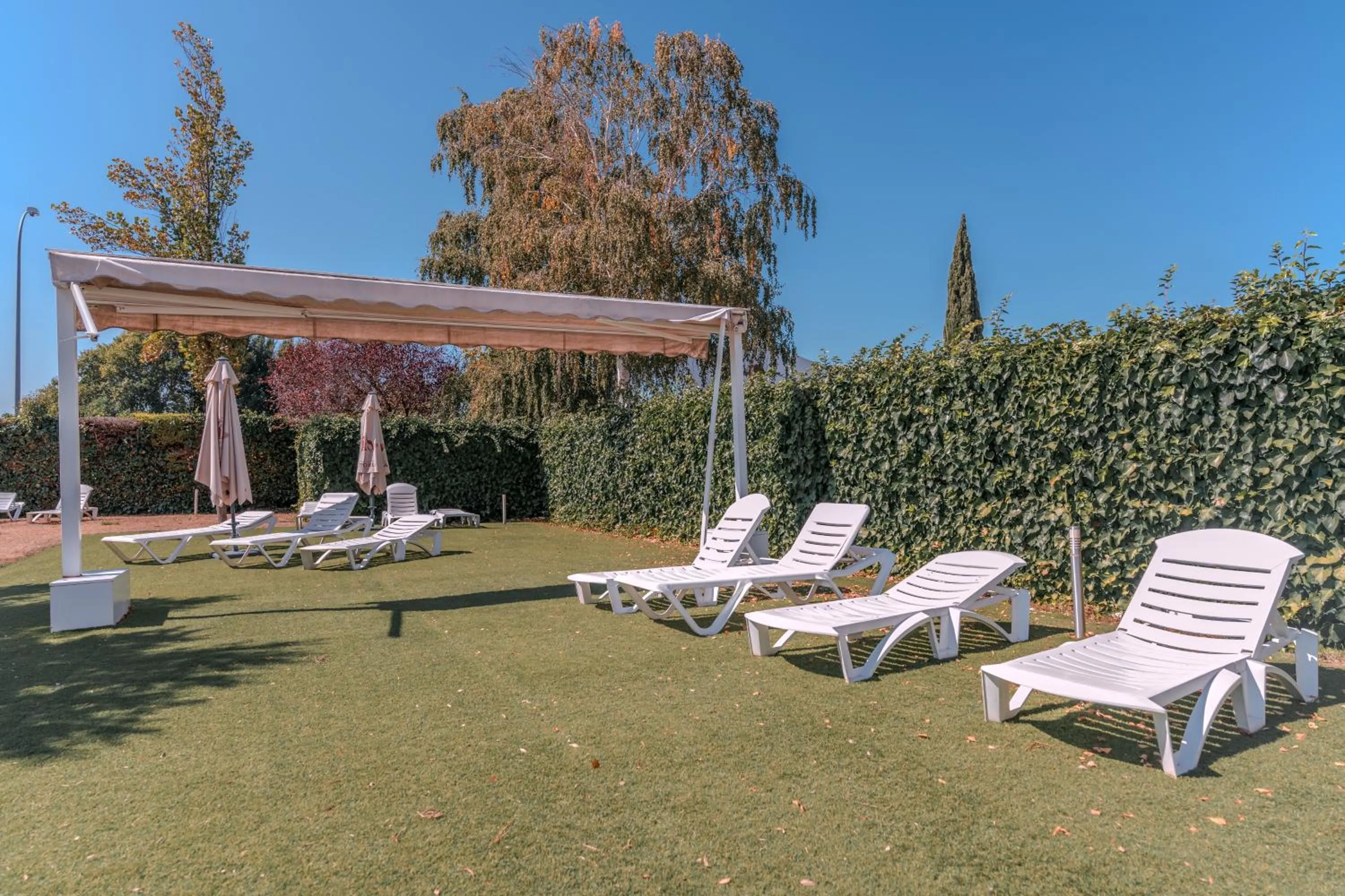 Swimming pool in Hotel ITC Ciudad de Haro