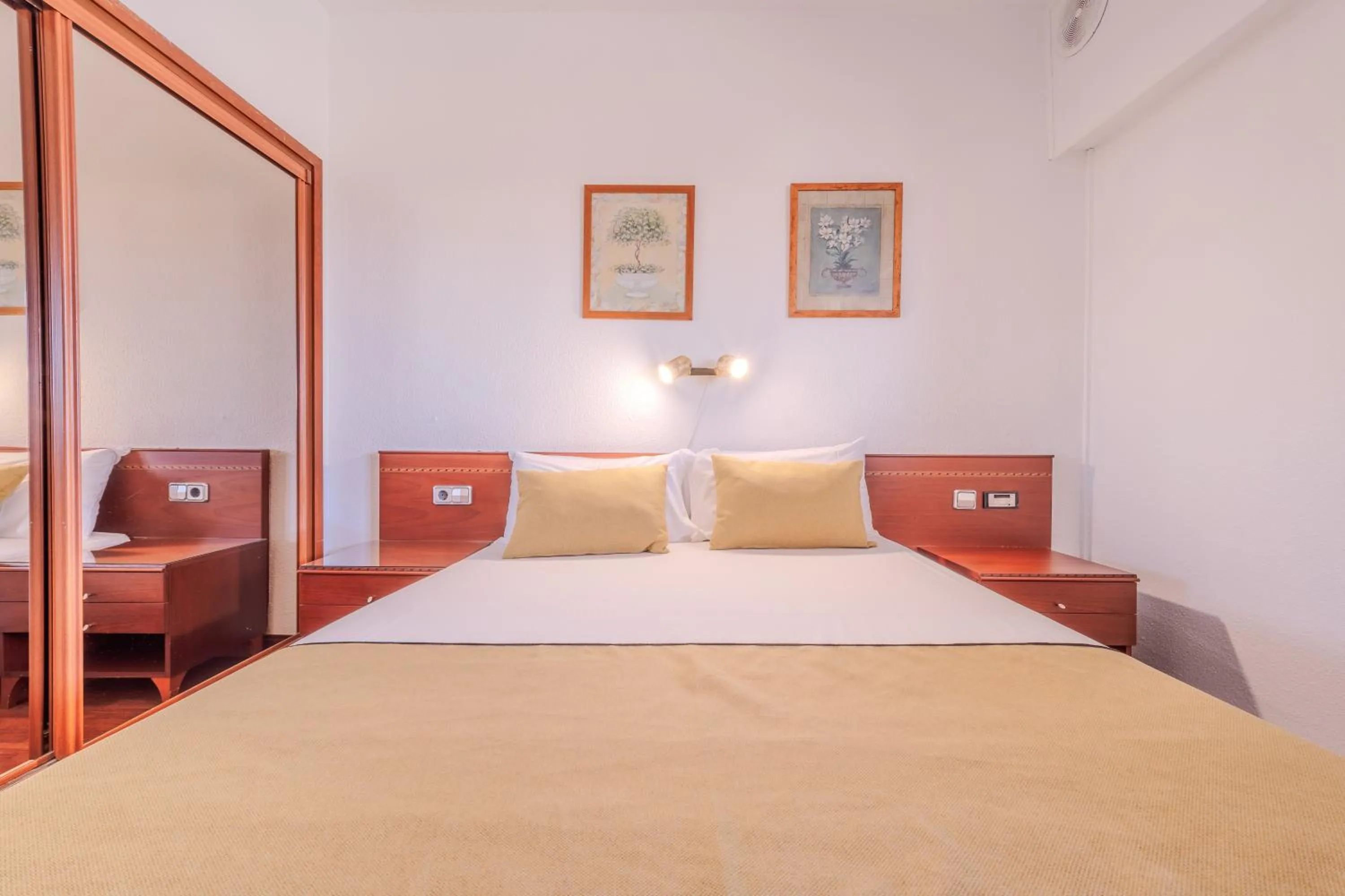 Bedroom, Bed in Hotel ITC Ciudad de Haro