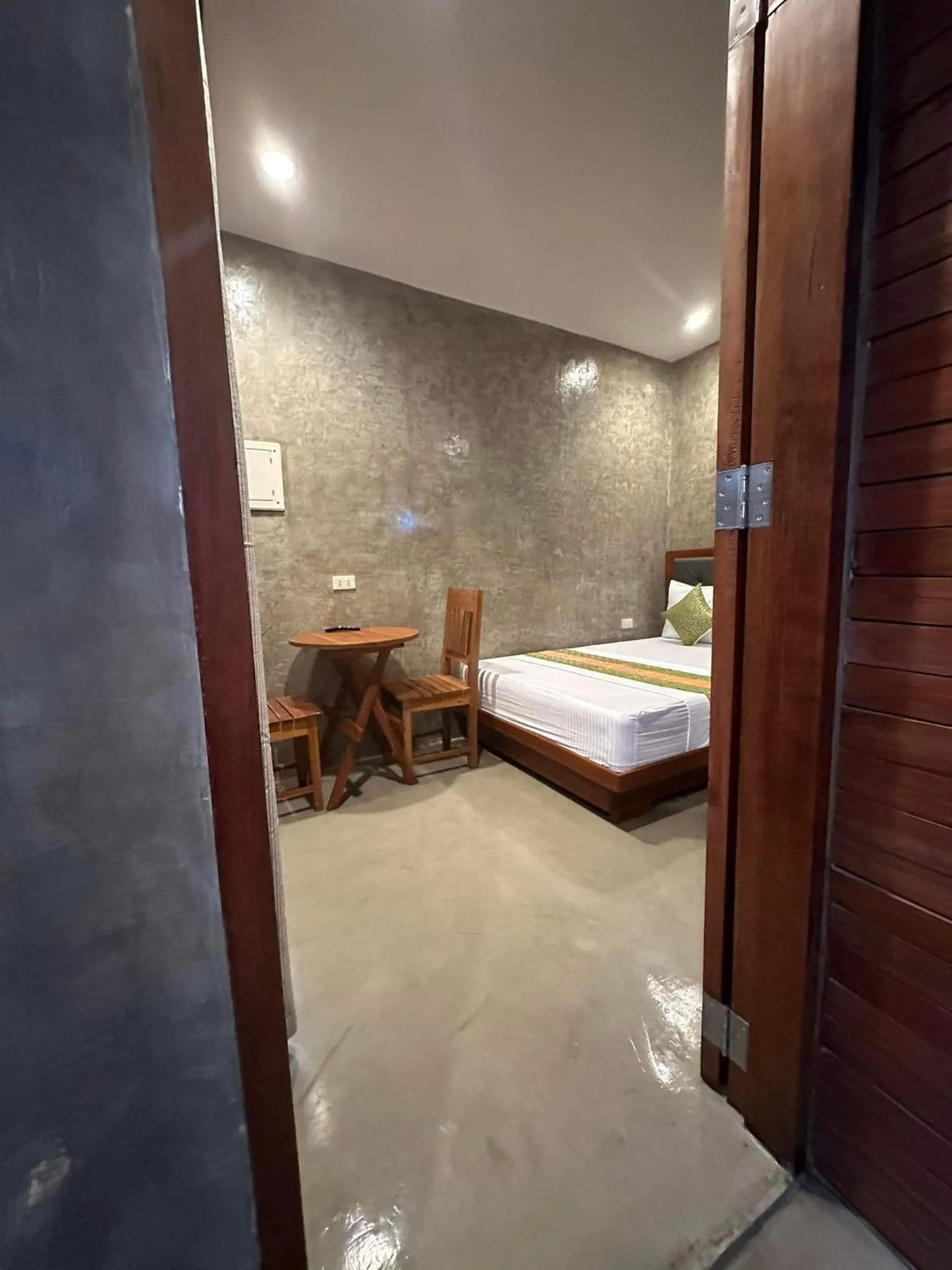 Bed in RL Harbor Inn