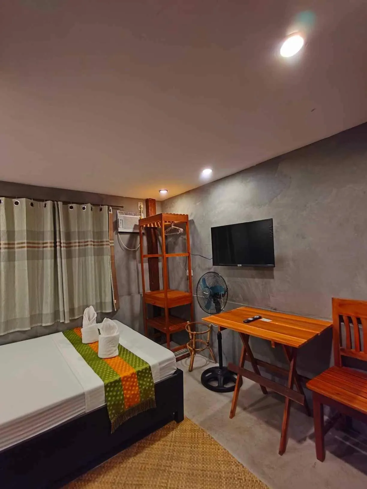 Bed in RL Harbor Inn