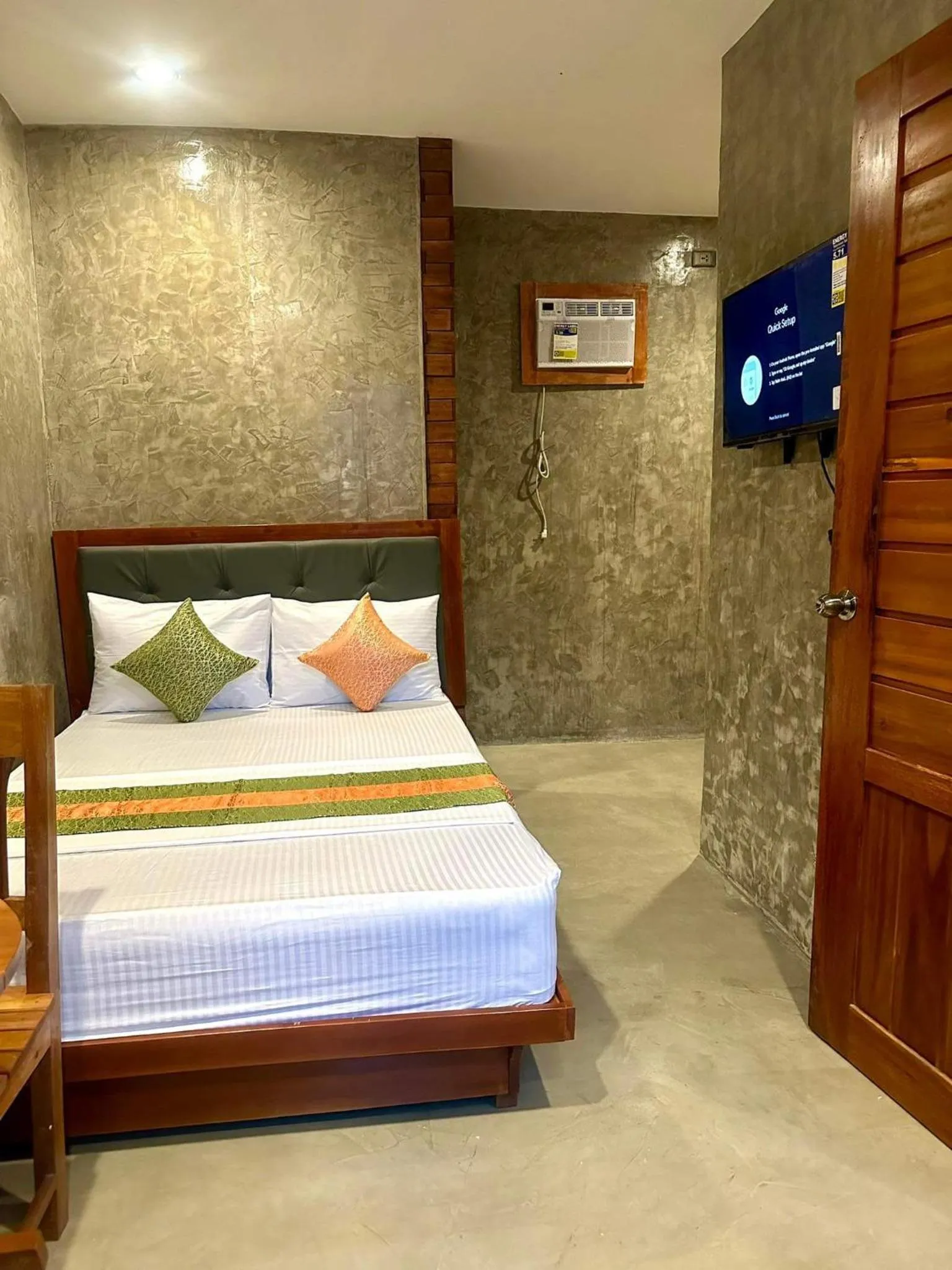 Bed in RL Harbor Inn