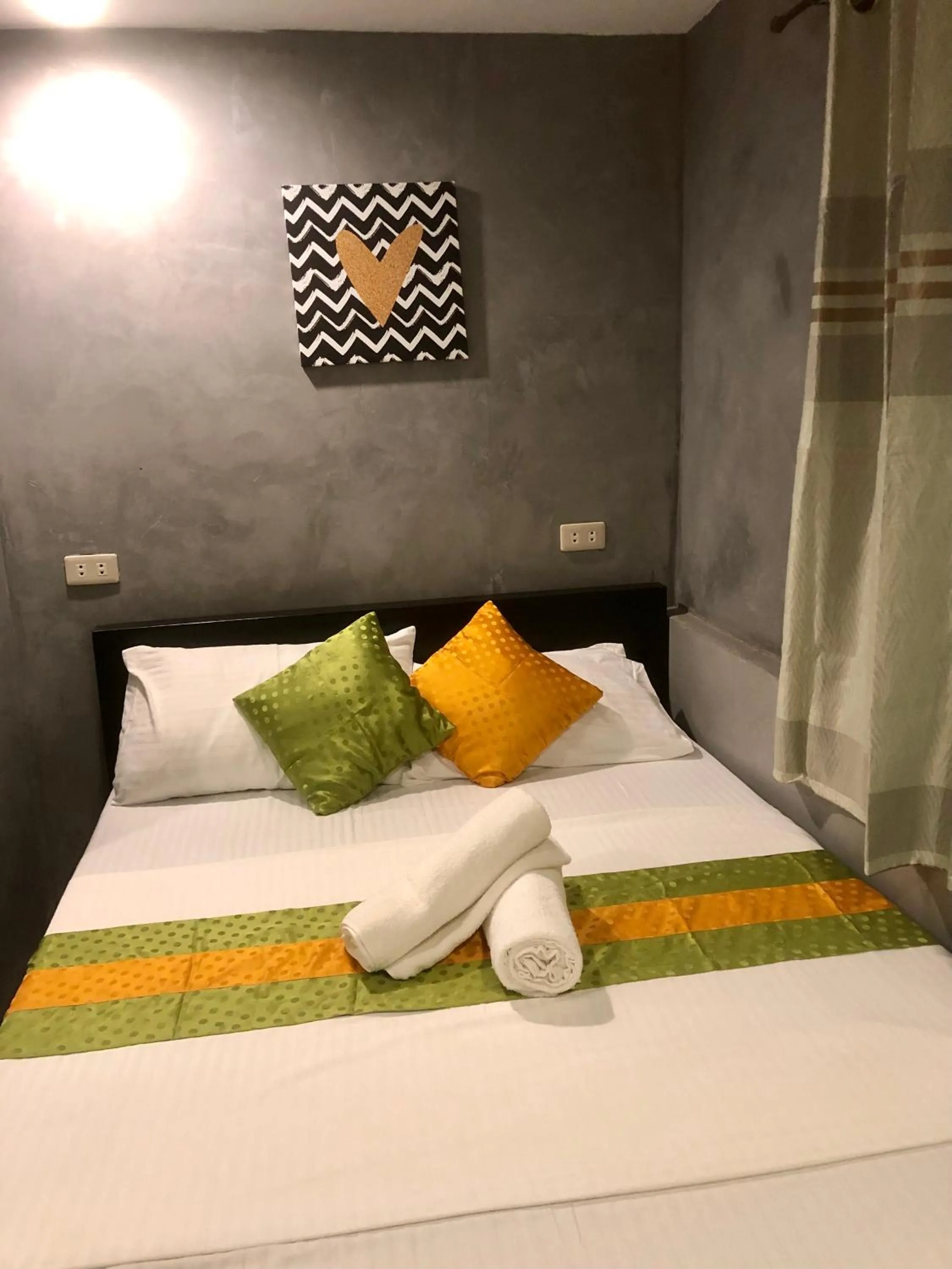 Bed in RL Harbor Inn