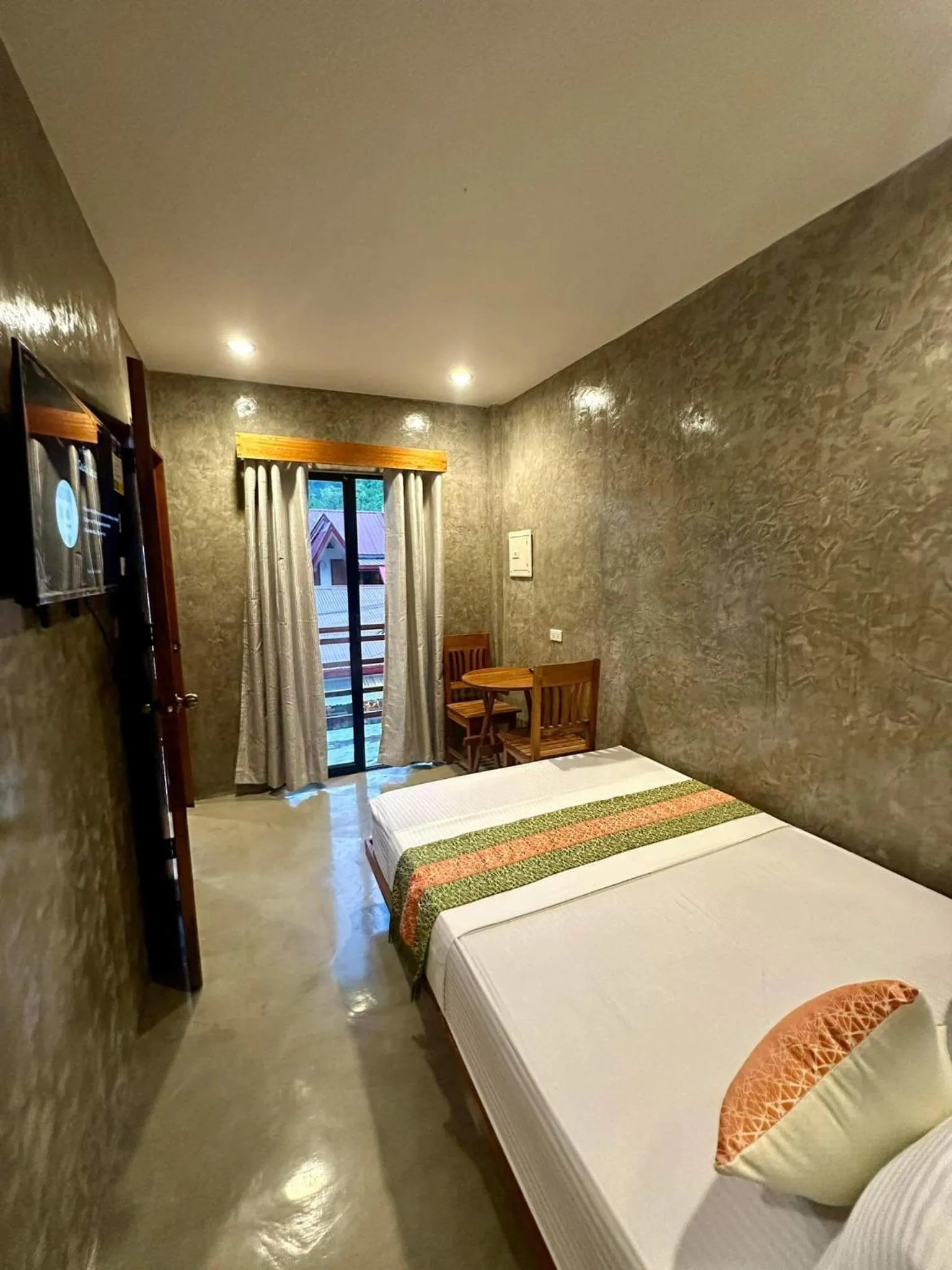 Bed in RL Harbor Inn