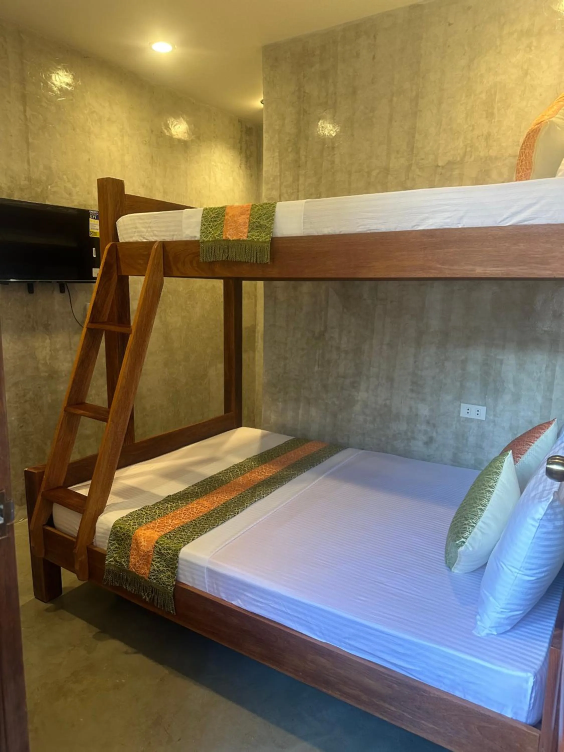 Bed in RL Harbor Inn