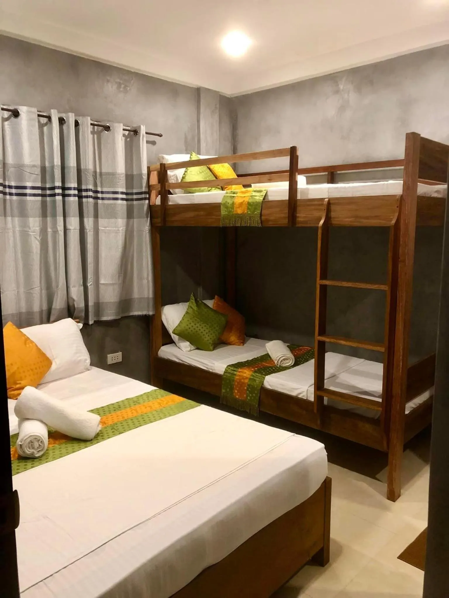 Bed in RL Harbor Inn