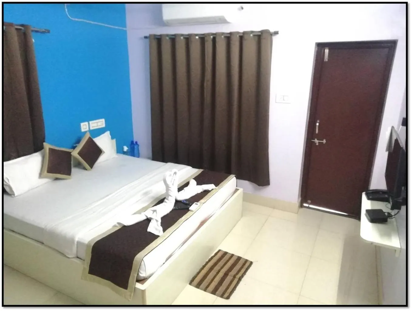 TV and multimedia, Bed in Railview inn Bhubaneswar