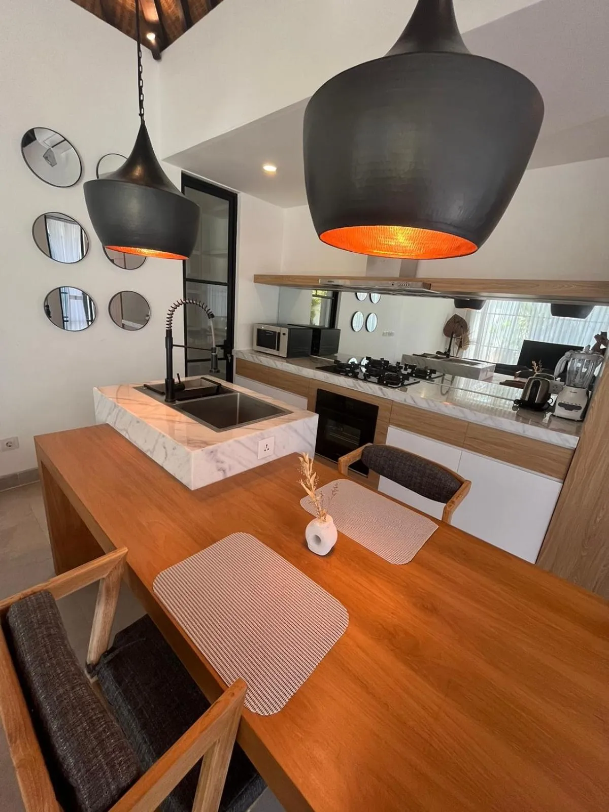 Kitchen or kitchenette in The Kon's Villa Bali Seminyak