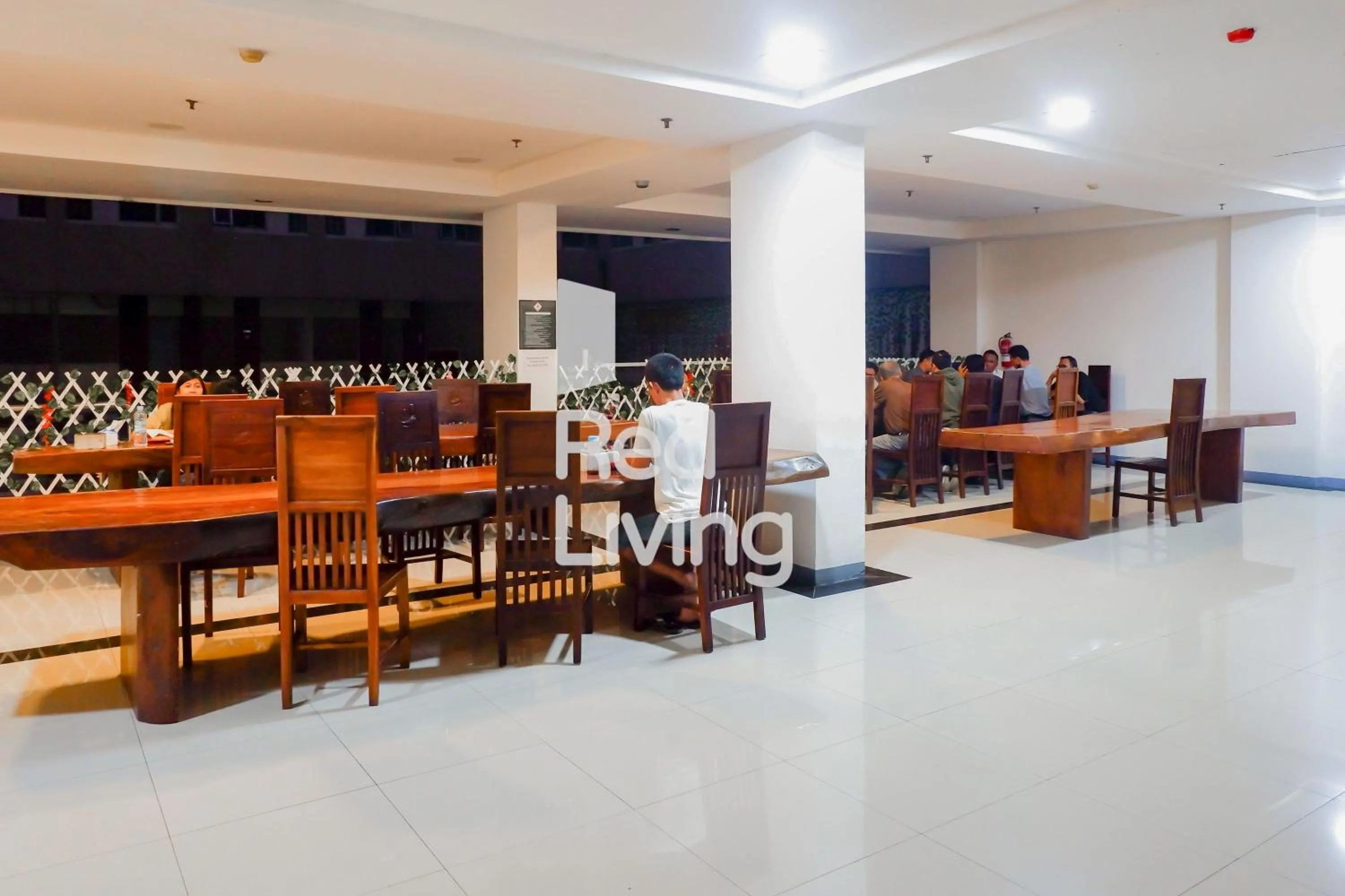 Restaurant/places to eat in Redliving Apartemen Emerald Tower - Bion Apartel 2 Tower South