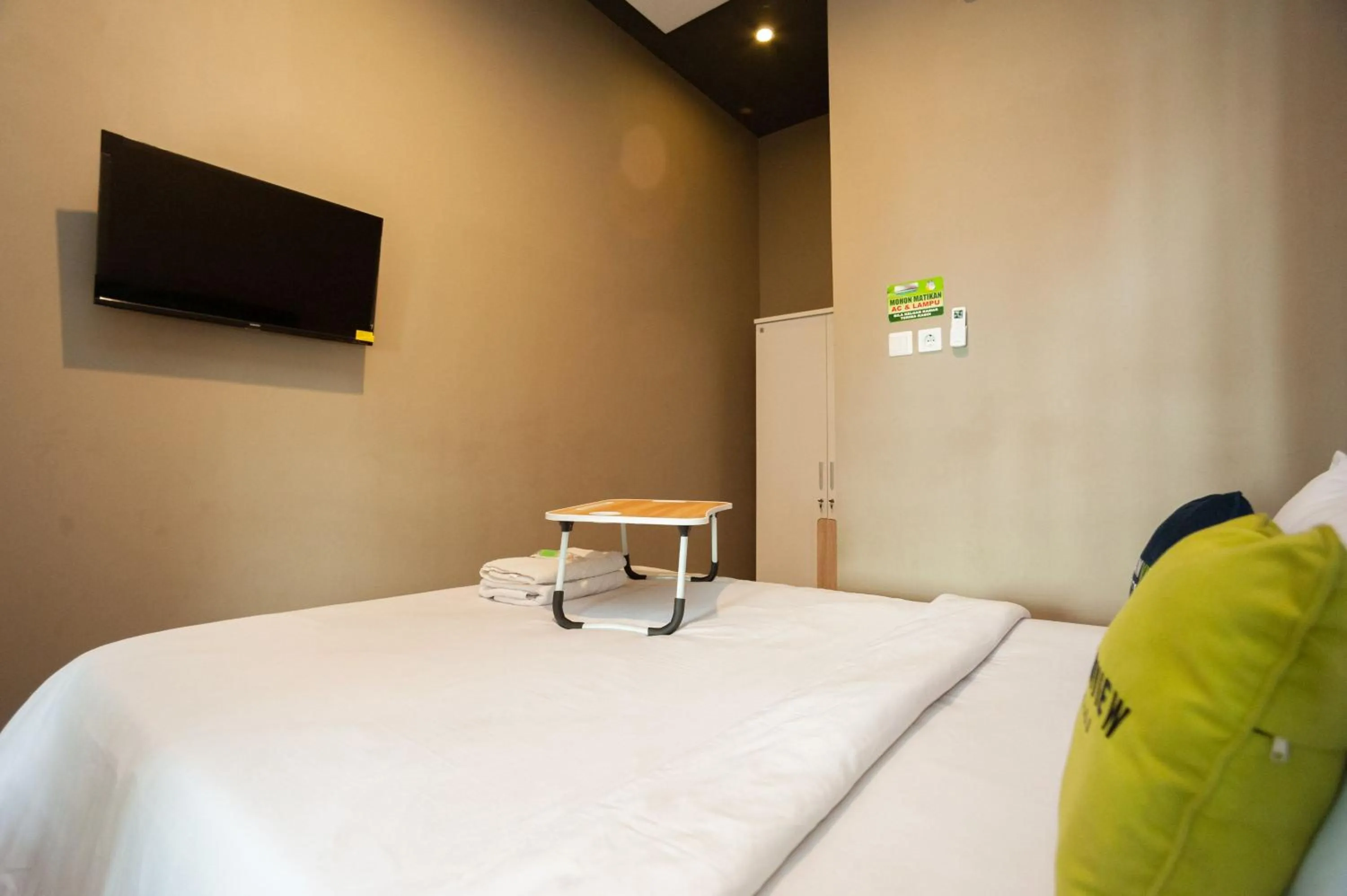 Bedroom, Bed in Urbanview Hotel Bong Gajah Lampung