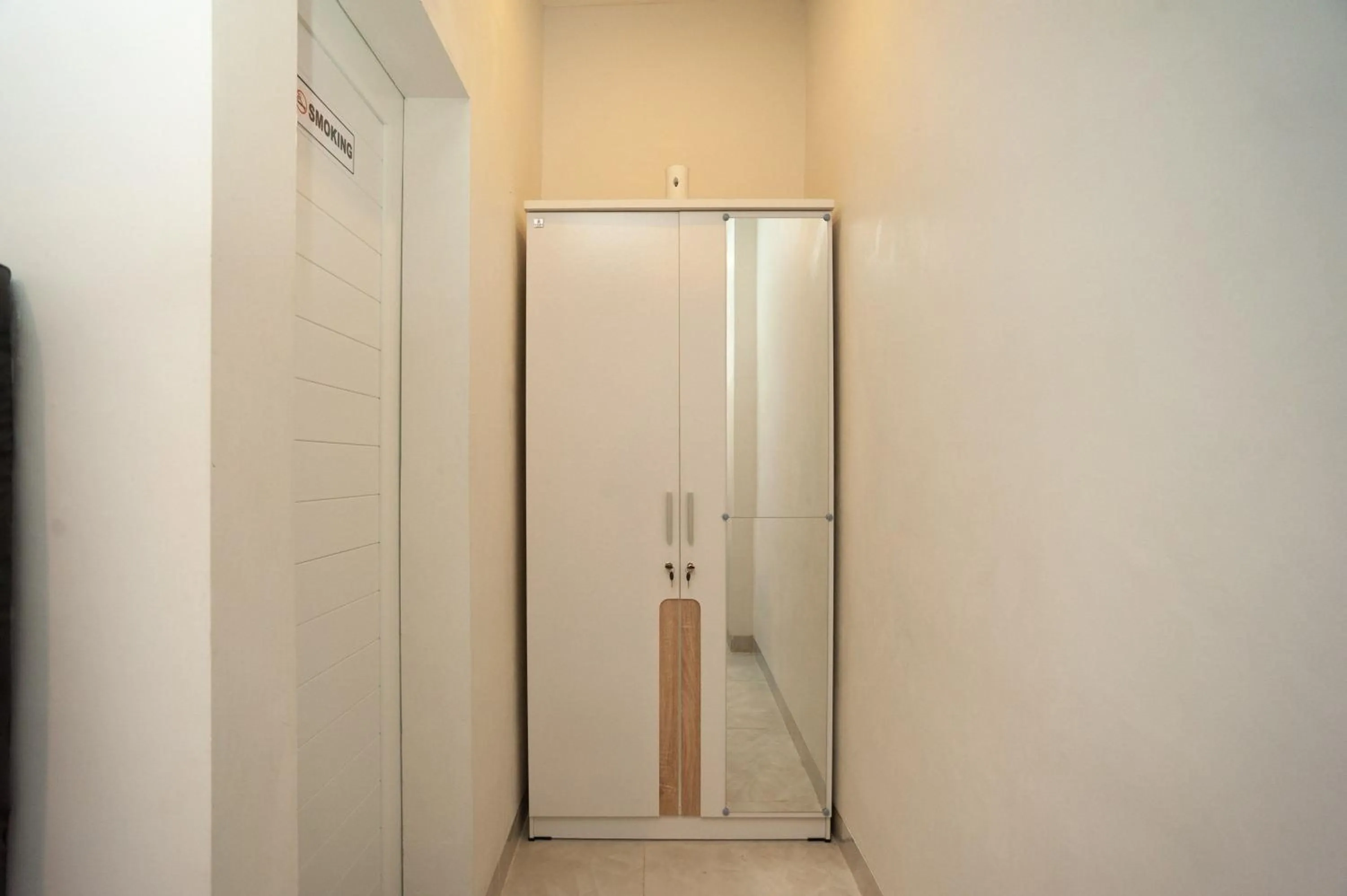 wardrobe in Urbanview Hotel Bong Gajah Lampung