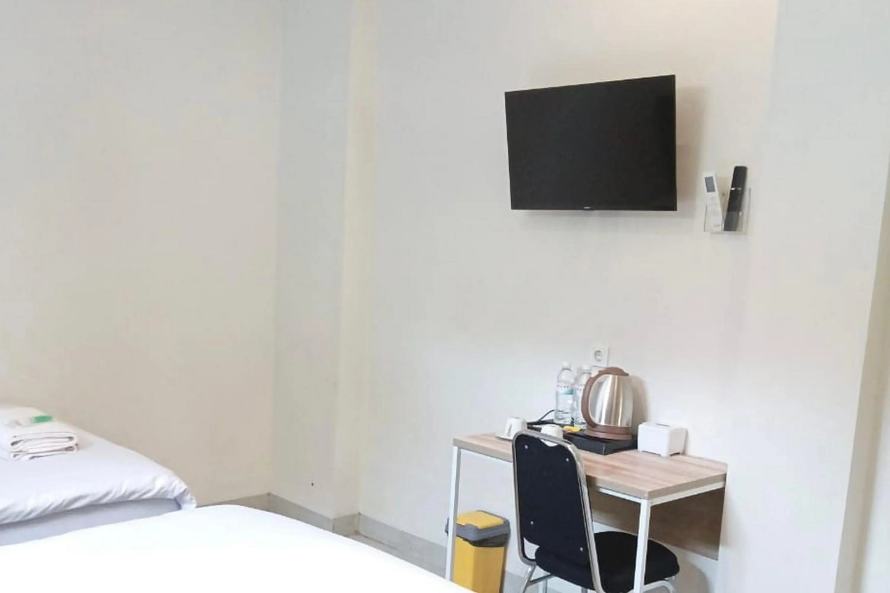 Bedroom, Bed in Urbanview Hotel Bong Gajah Lampung