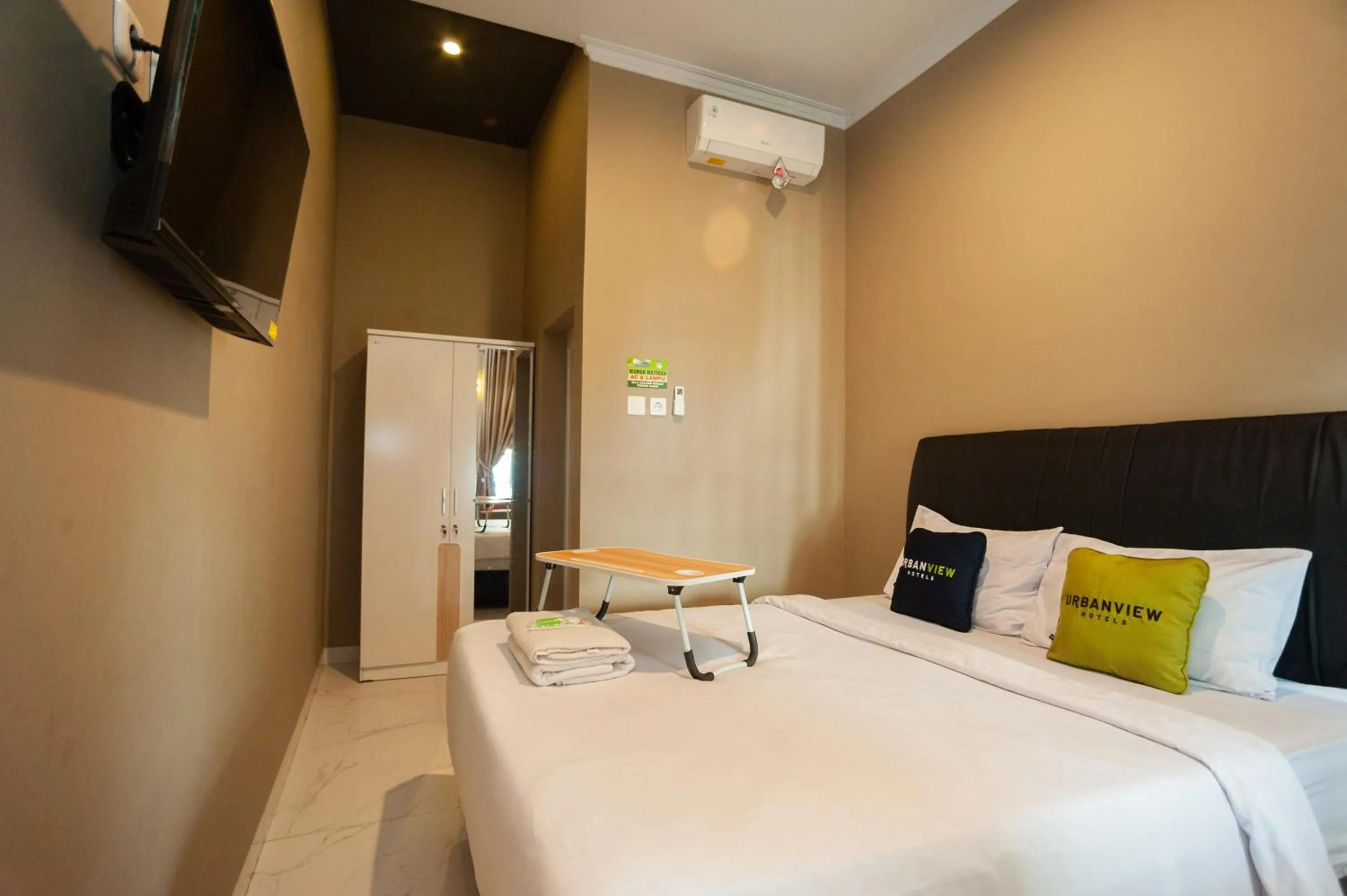 Bedroom, Bed in Urbanview Hotel Bong Gajah Lampung