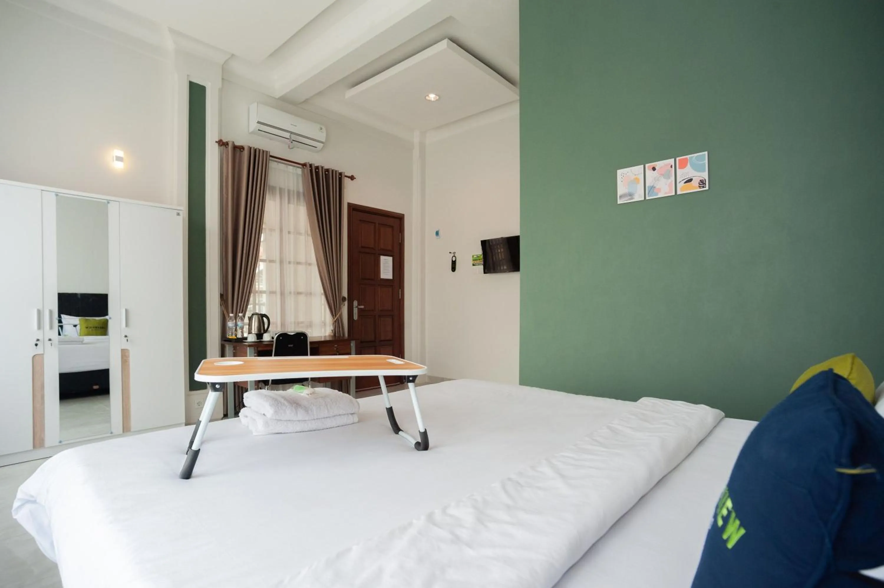 Bedroom, Bed in Urbanview Hotel Bong Gajah Lampung