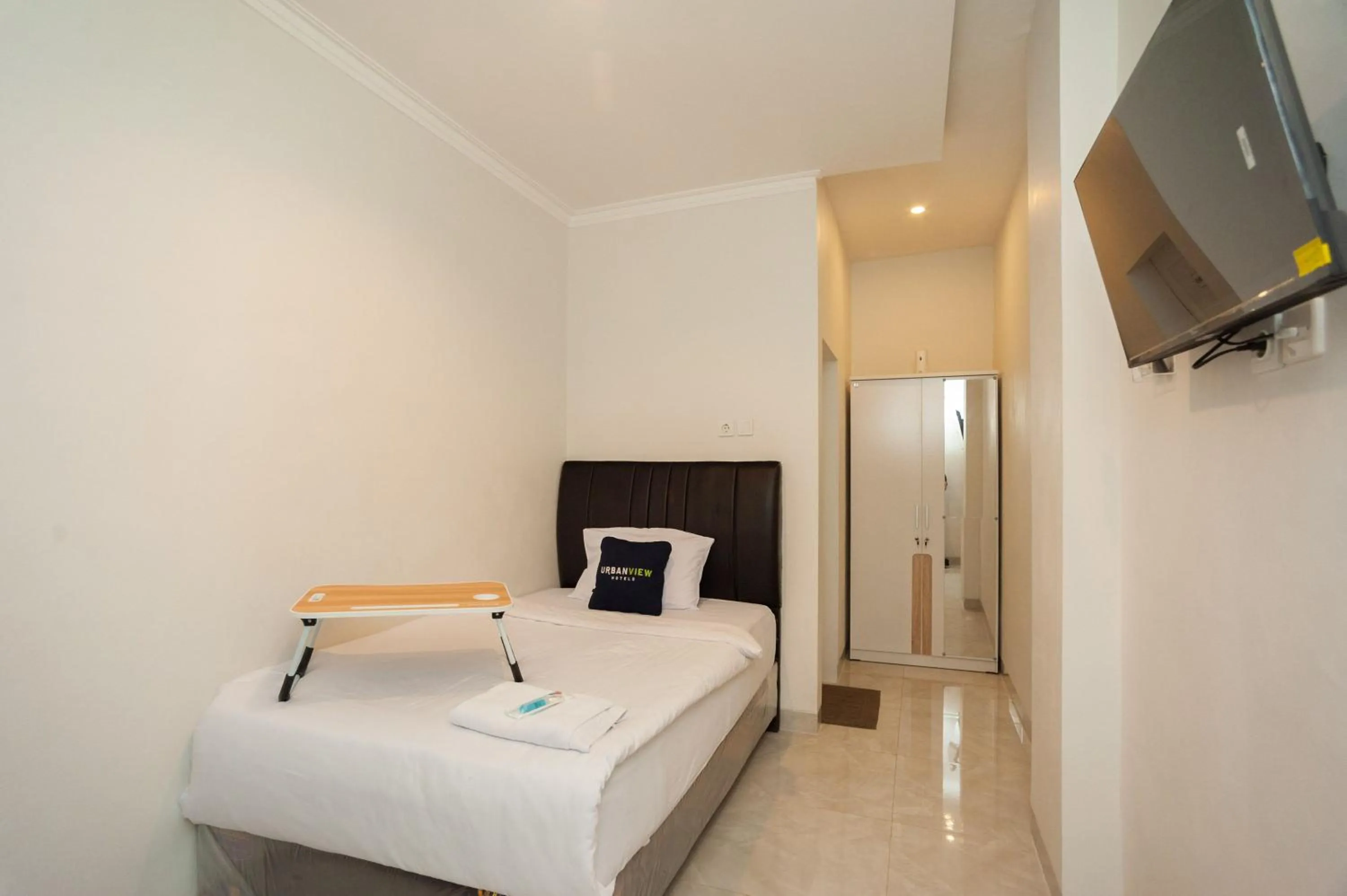 Bedroom, Bed in Urbanview Hotel Bong Gajah Lampung