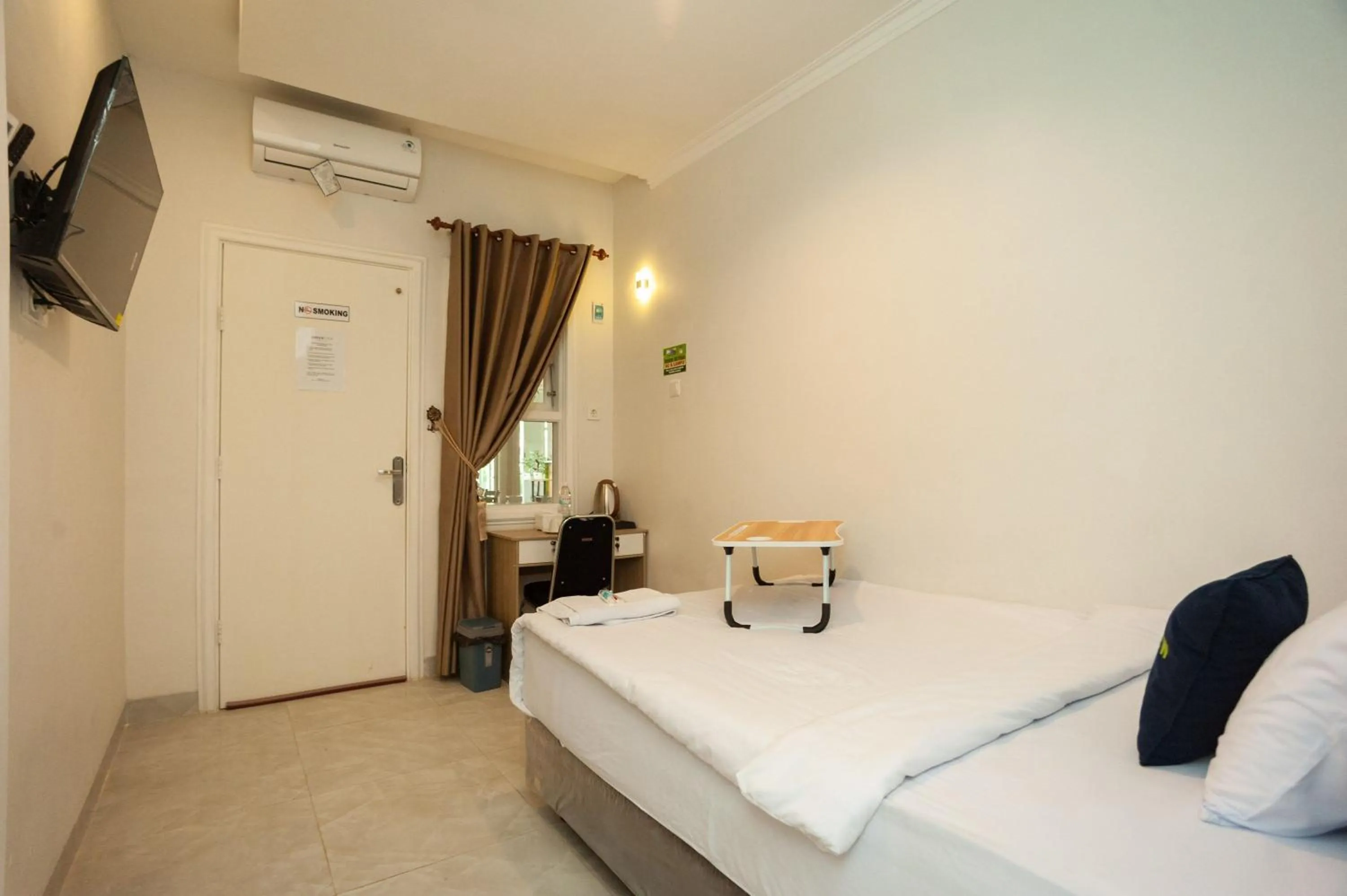 Bedroom, Bed in Urbanview Hotel Bong Gajah Lampung