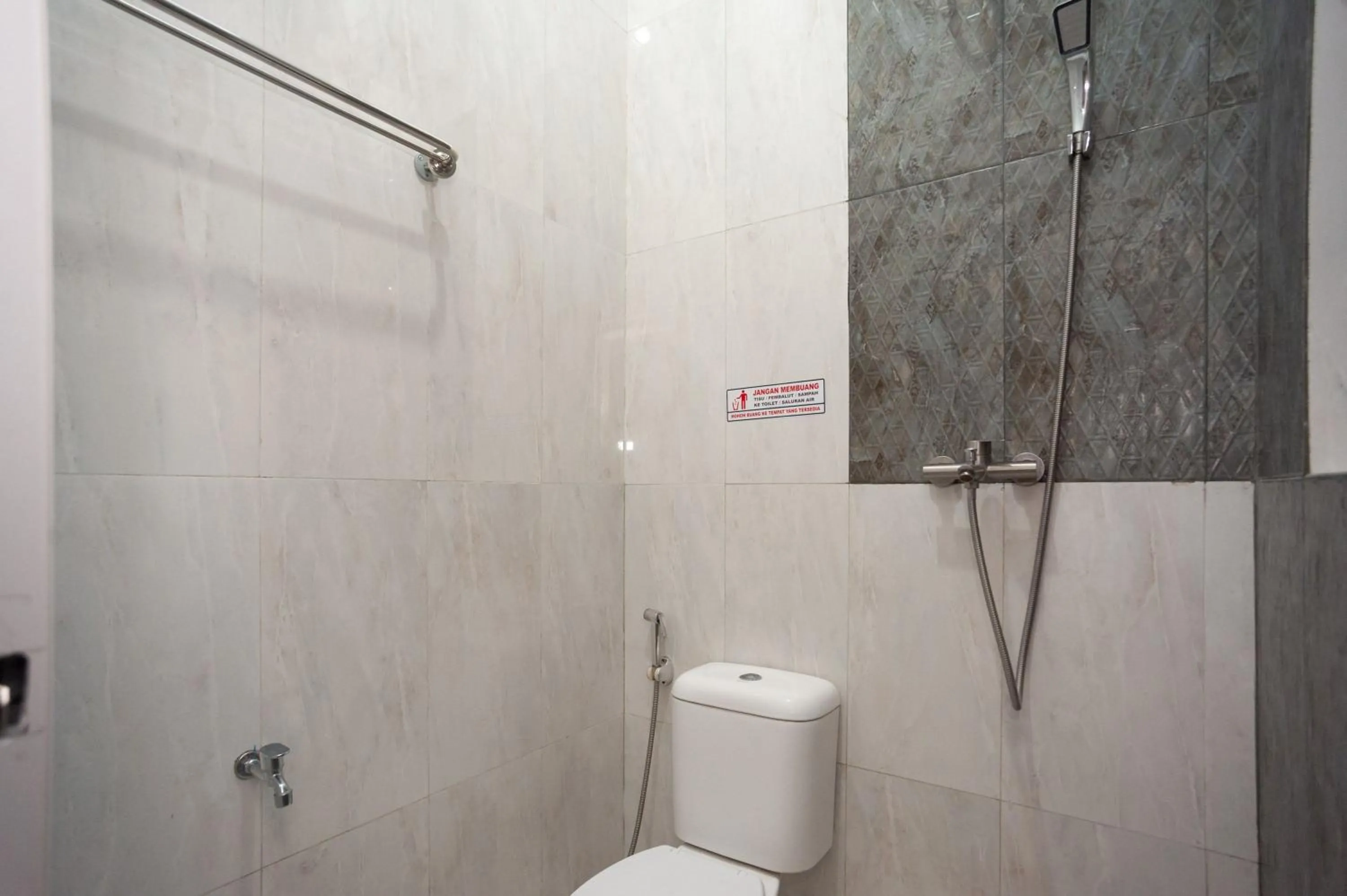 Bathroom in Urbanview Hotel Bong Gajah Lampung