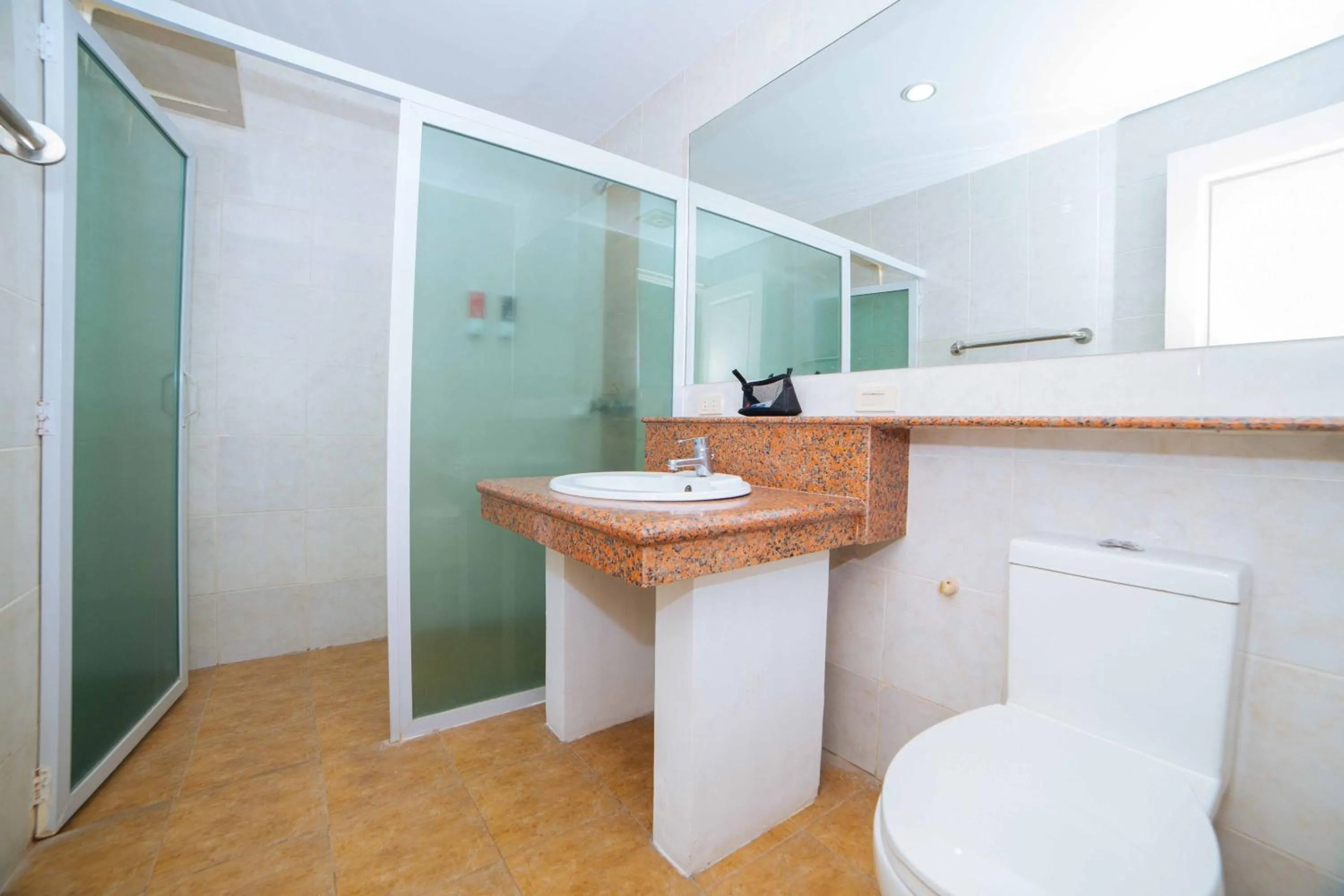 Toilet in Hotel Vanna Angeles City Pampanga by RedDoorz