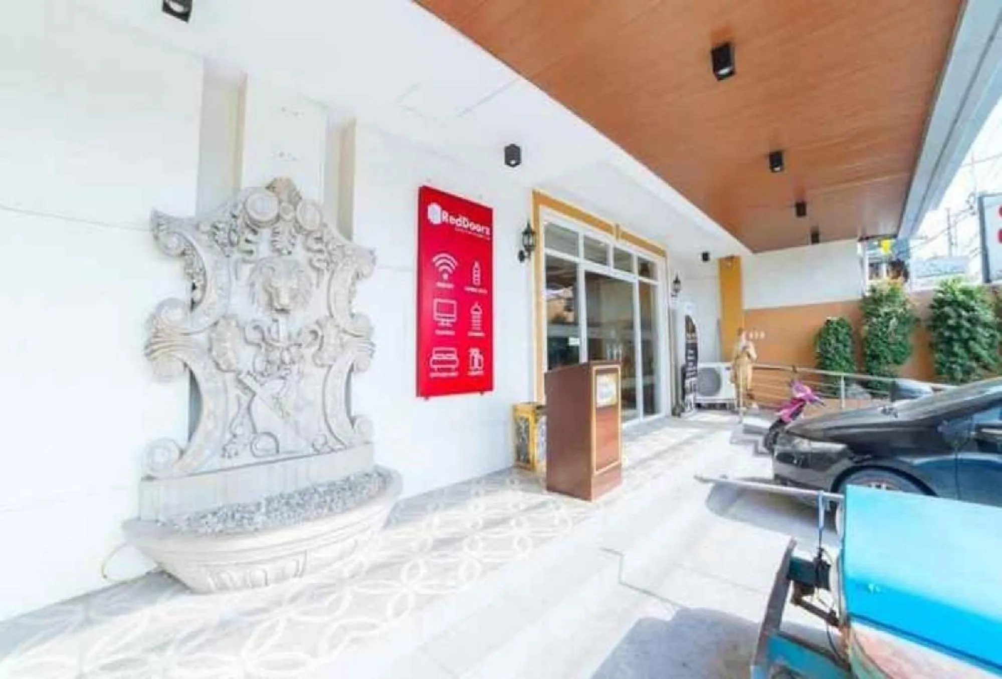 Property building in Hotel Vanna Angeles City Pampanga by RedDoorz