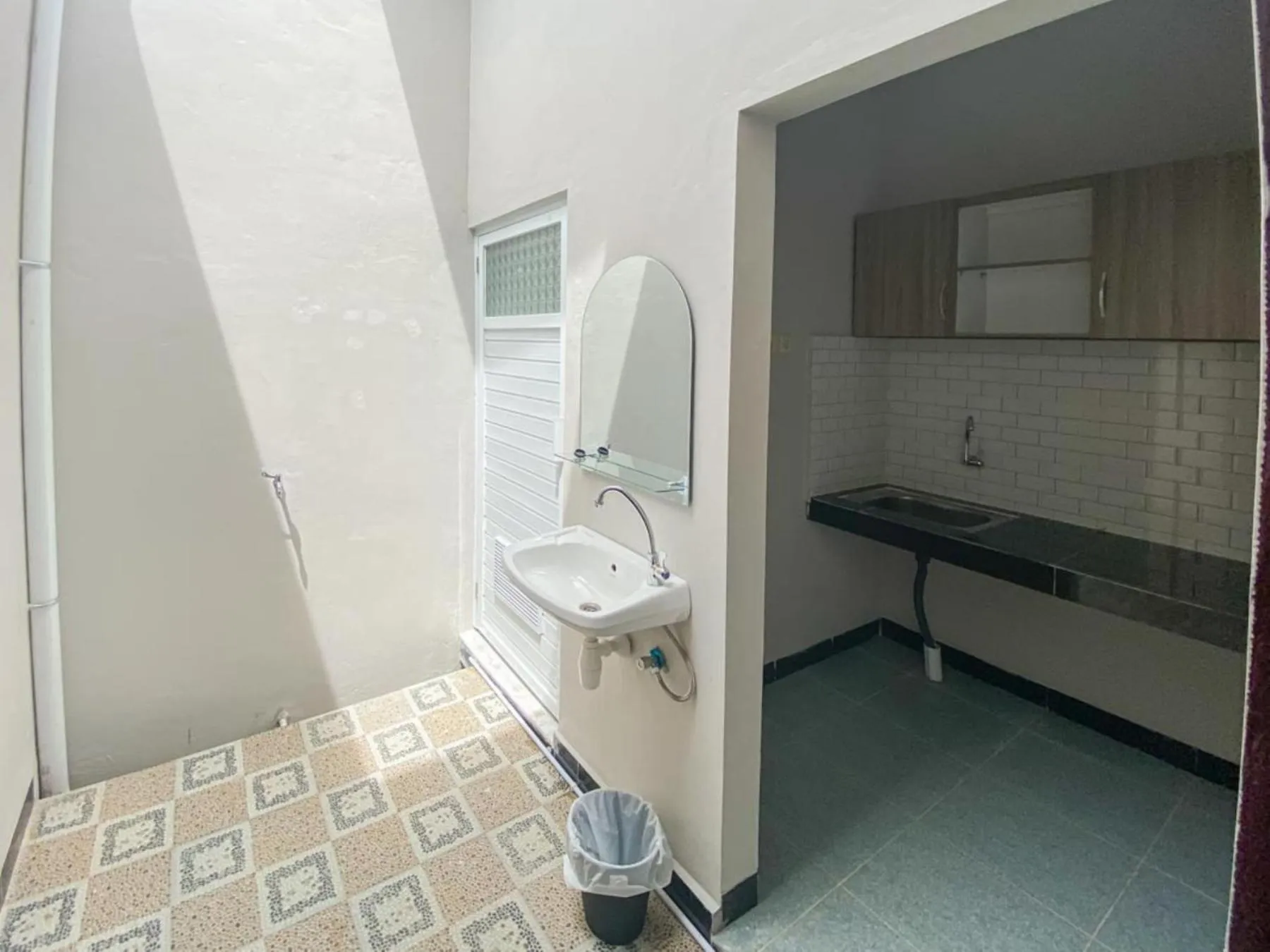 Bathroom in RedDoorz Plus at Orange Diponogoro Palangkaraya