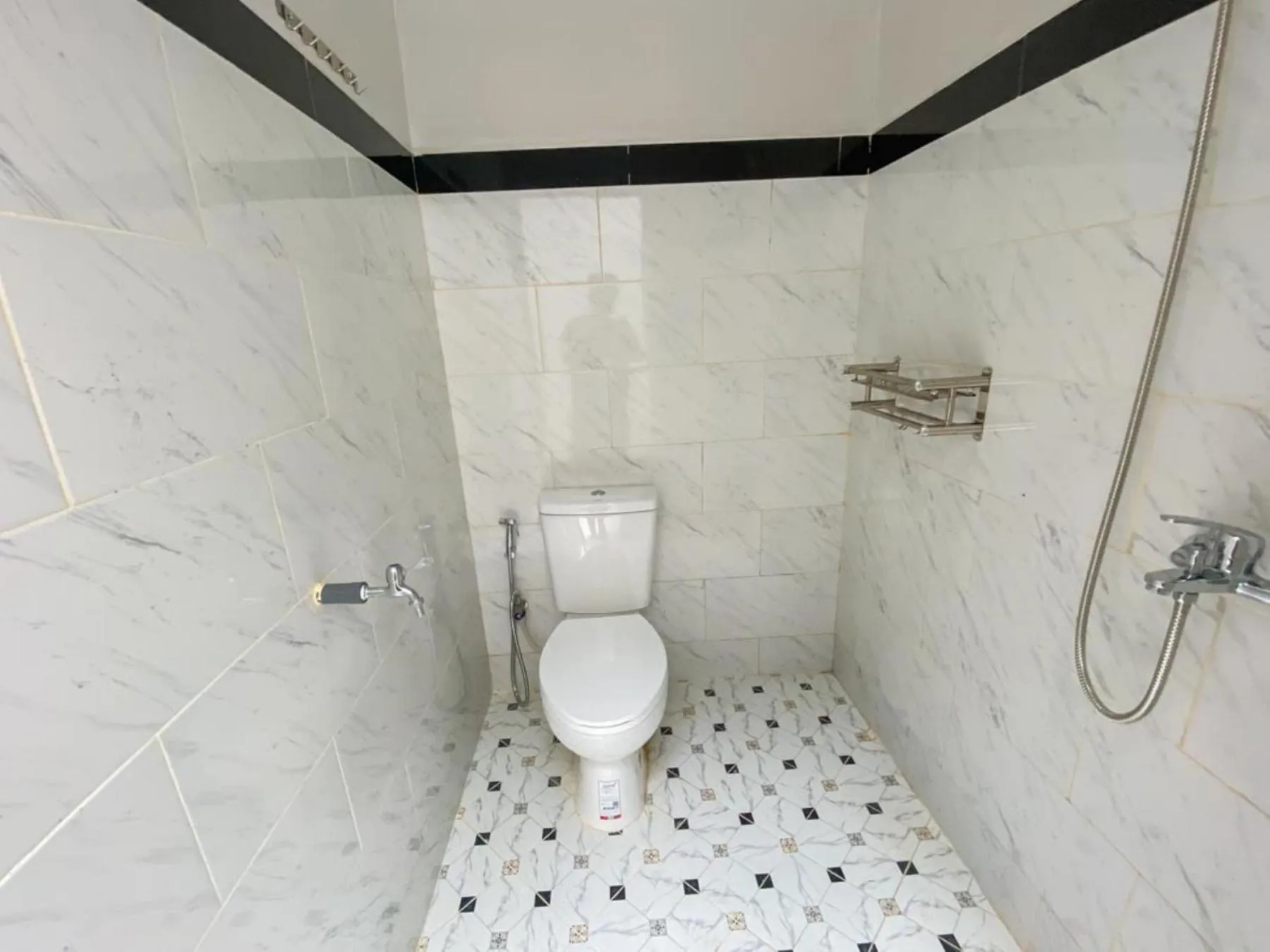 Bathroom in RedDoorz Plus at Orange Diponogoro Palangkaraya