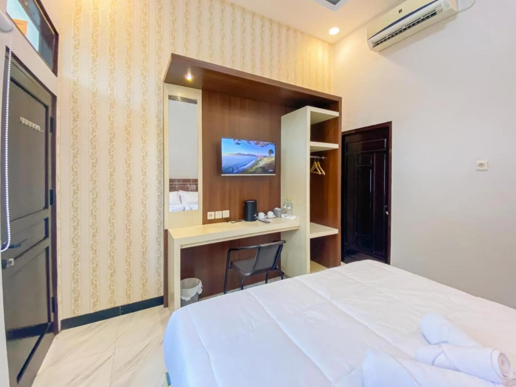 Bedroom, Bed in RedDoorz Plus at Orange Diponogoro Palangkaraya