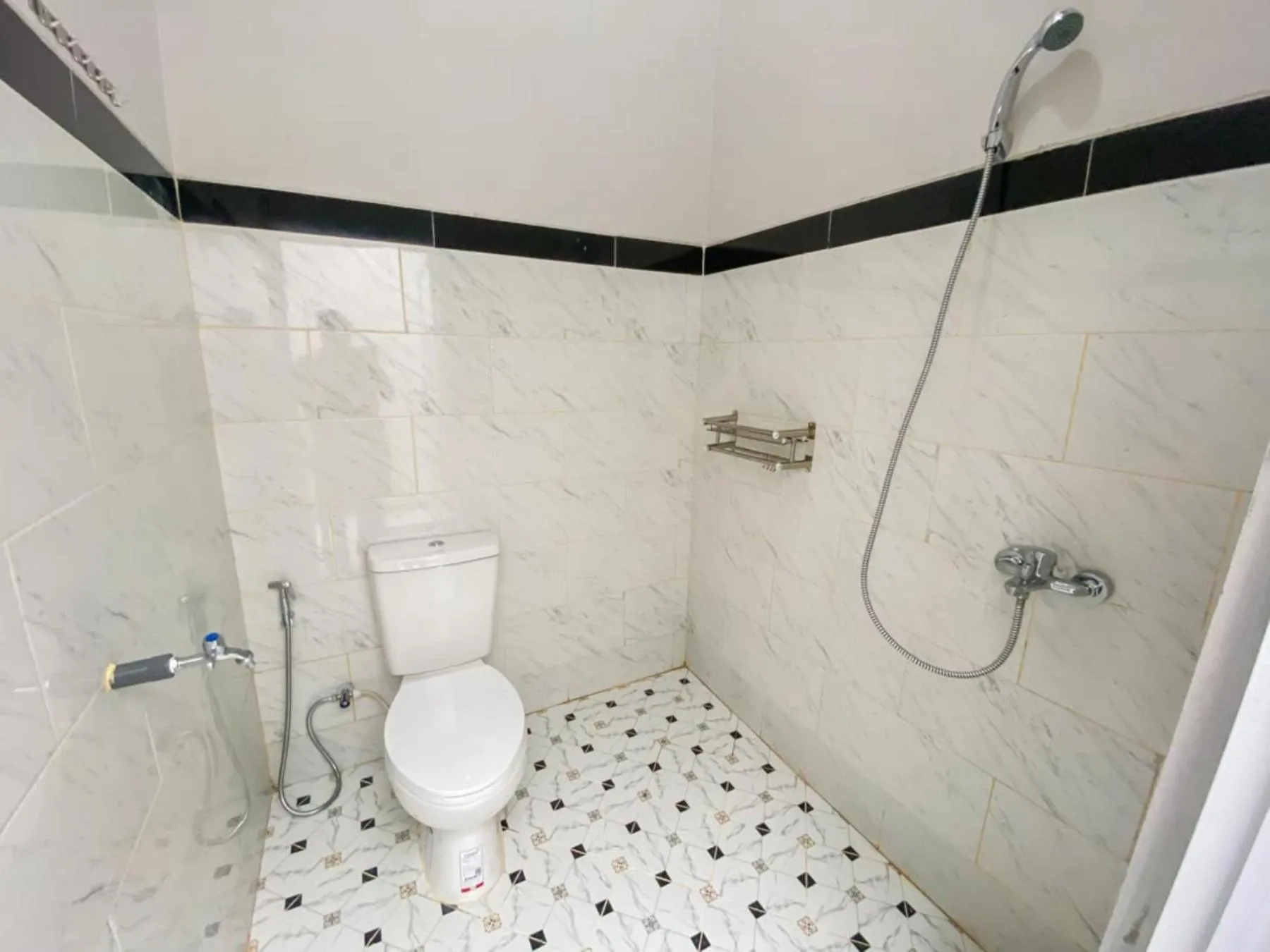 Bathroom in RedDoorz Plus at Orange Diponogoro Palangkaraya