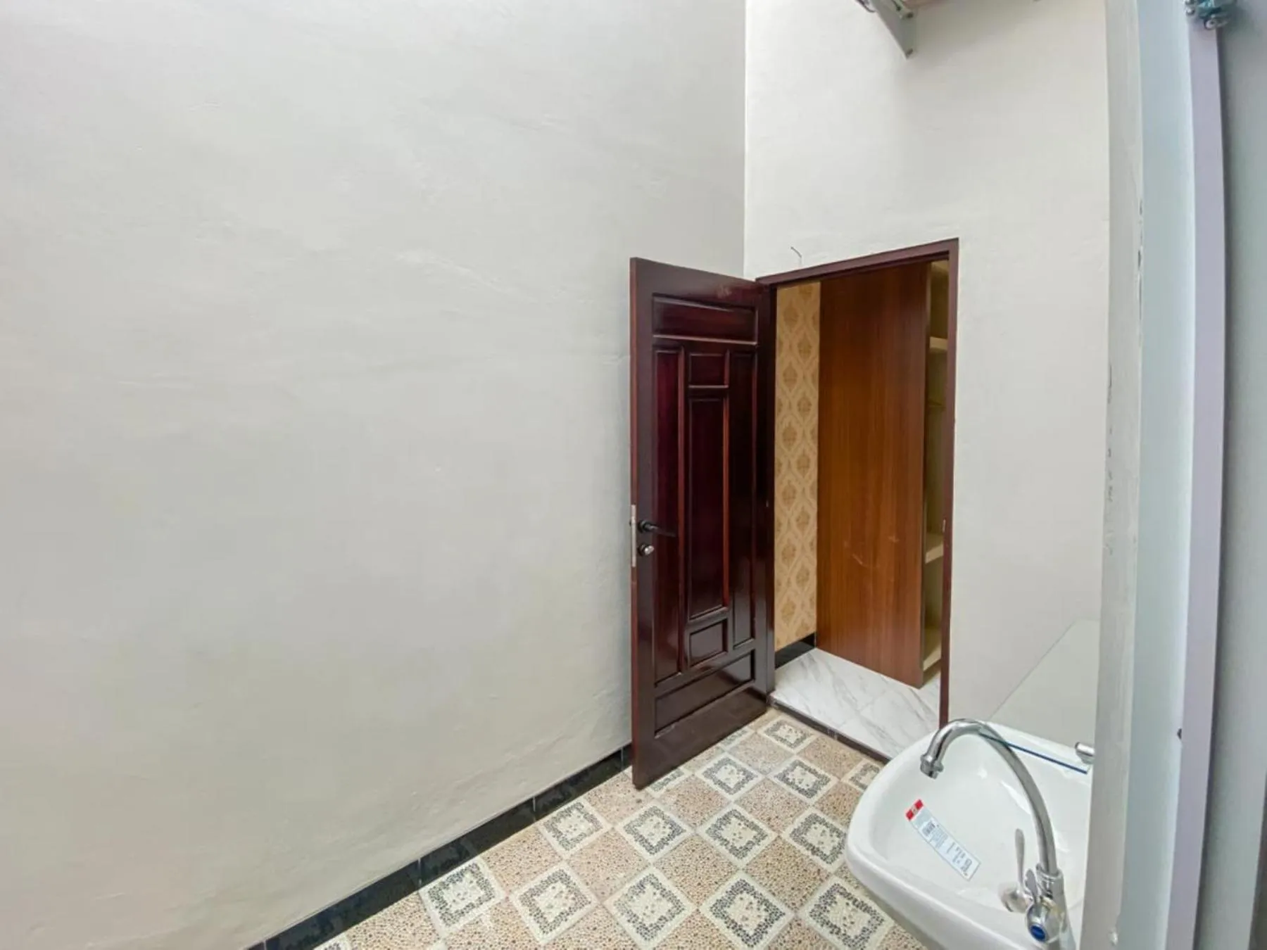 Bathroom in RedDoorz Plus at Orange Diponogoro Palangkaraya