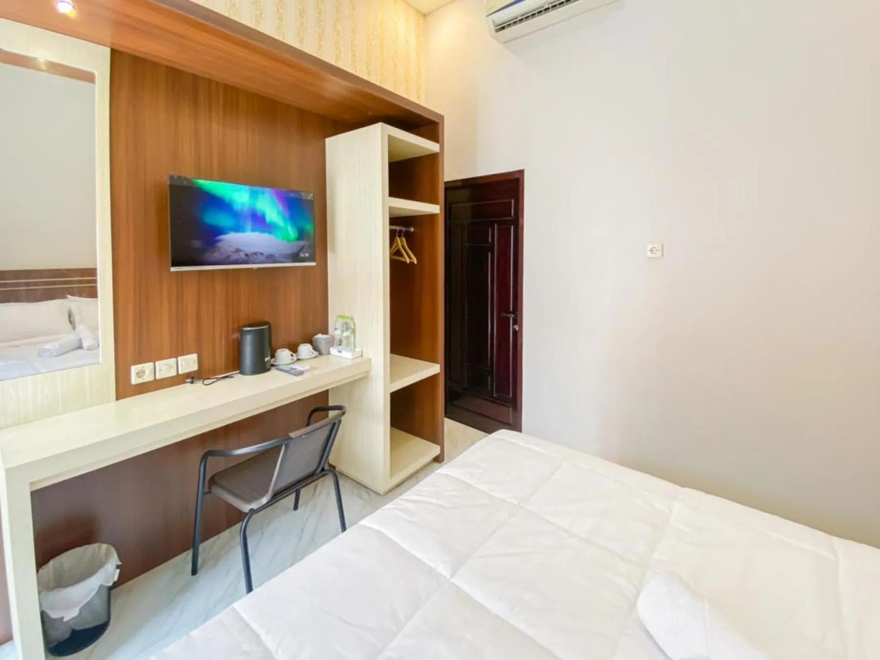 Bedroom, Bed in RedDoorz Plus at Orange Diponogoro Palangkaraya