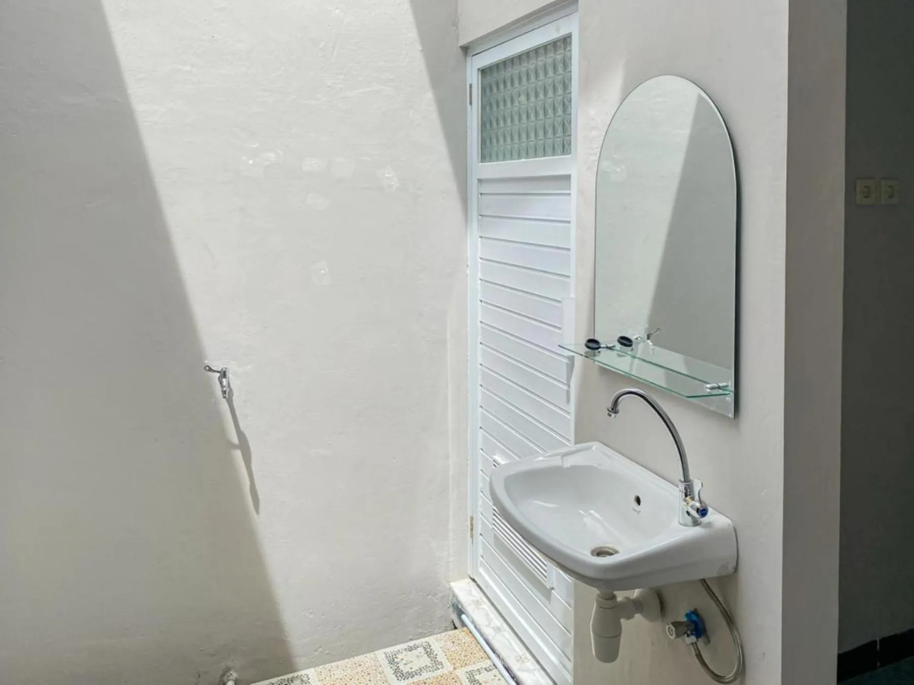 Bathroom in RedDoorz Plus at Orange Diponogoro Palangkaraya