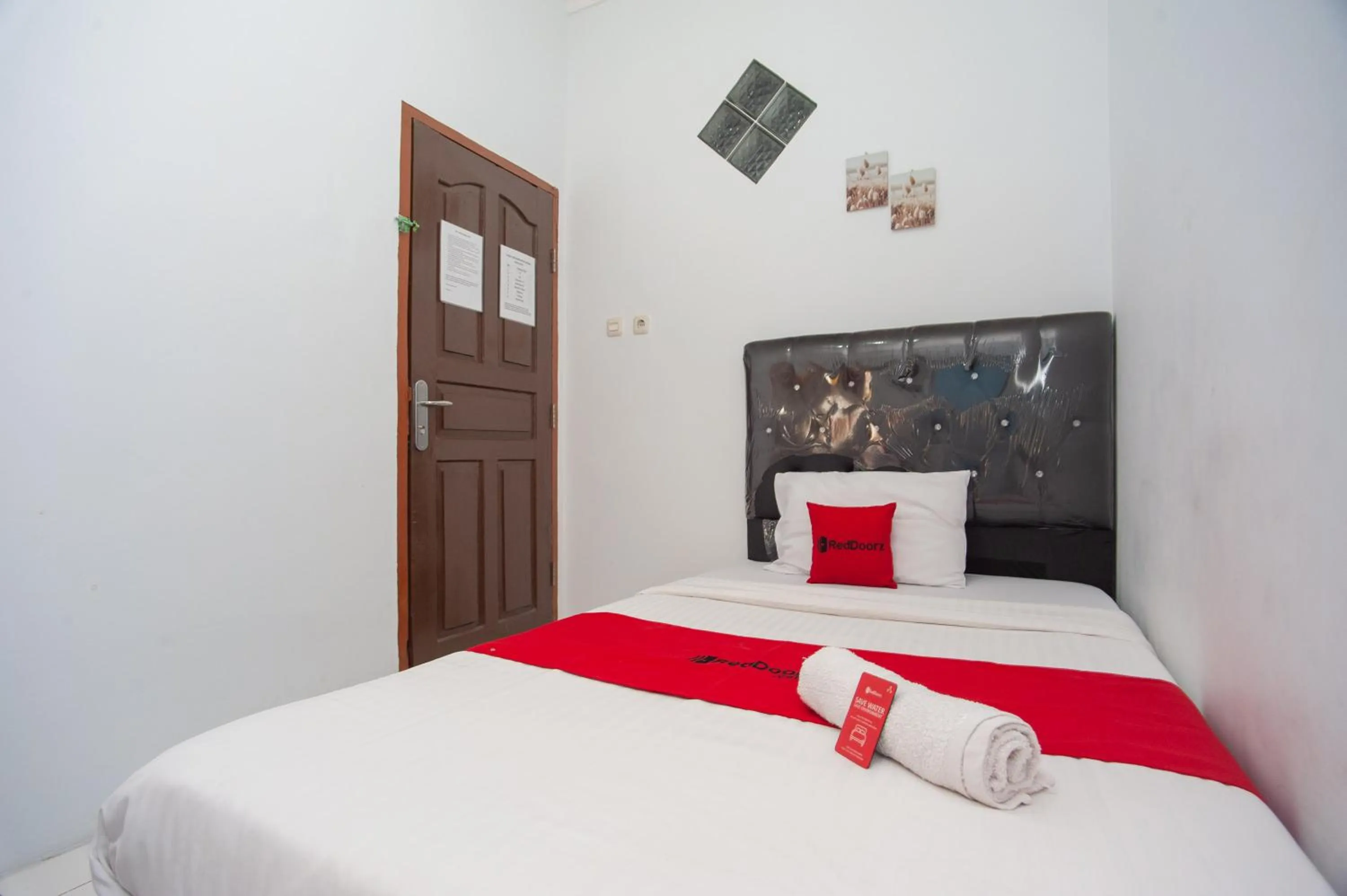 Bedroom, Bed in RedDoorz Syariah at Jalan Wayhitam Palembang