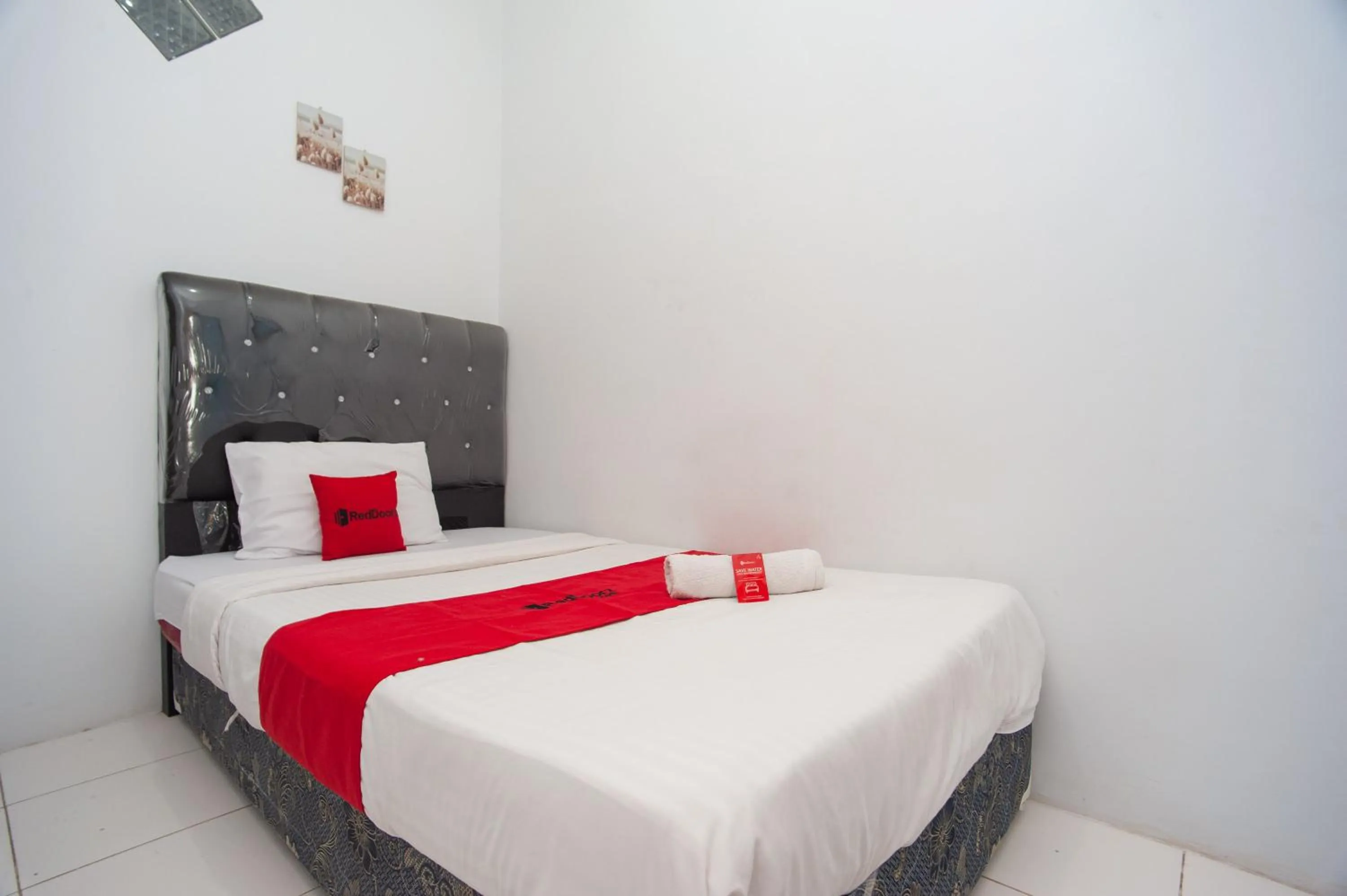 Bedroom, Bed in RedDoorz Syariah at Jalan Wayhitam Palembang