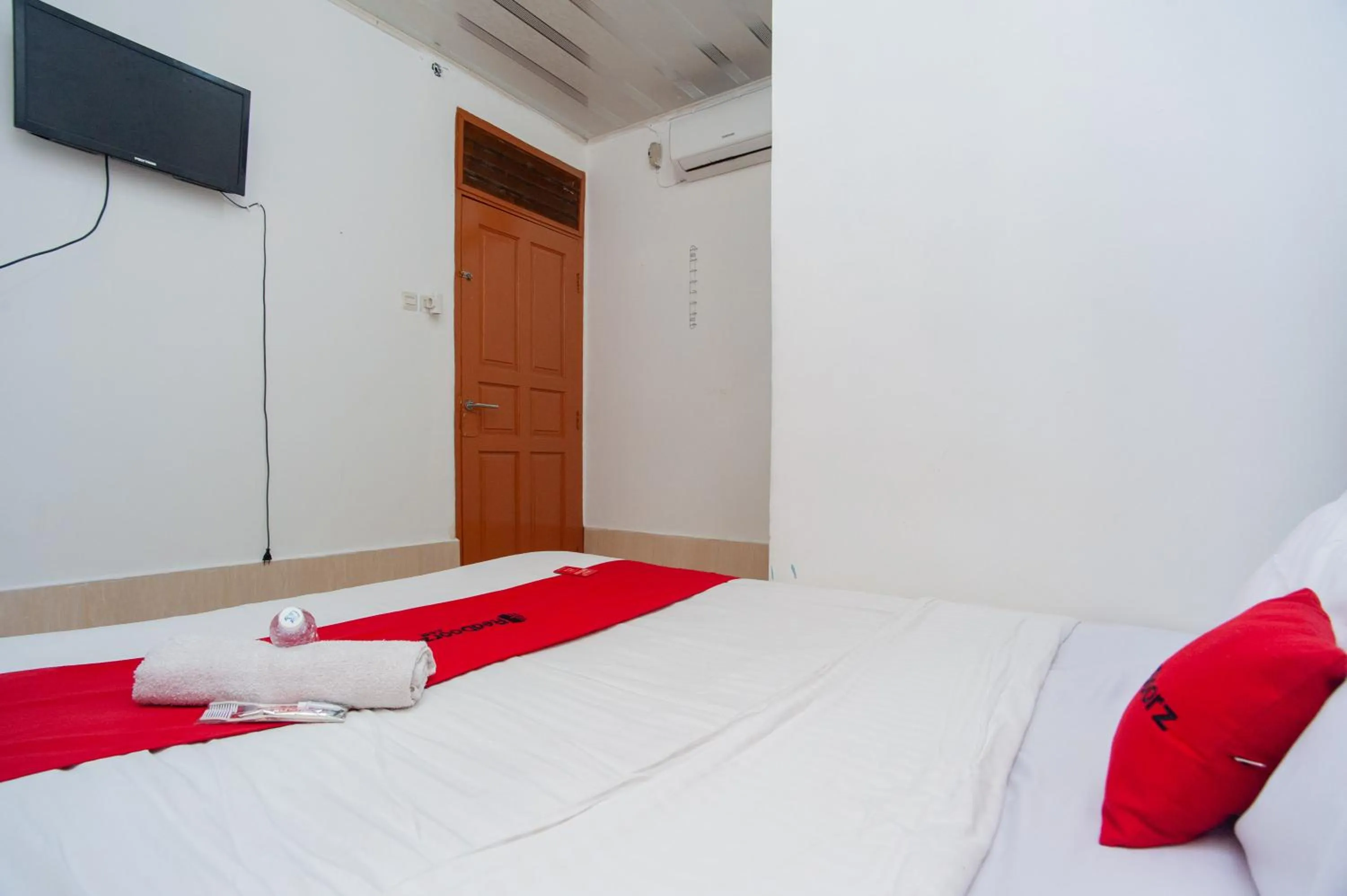 Bedroom, Bed in RedDoorz Syariah at Jalan Wayhitam Palembang
