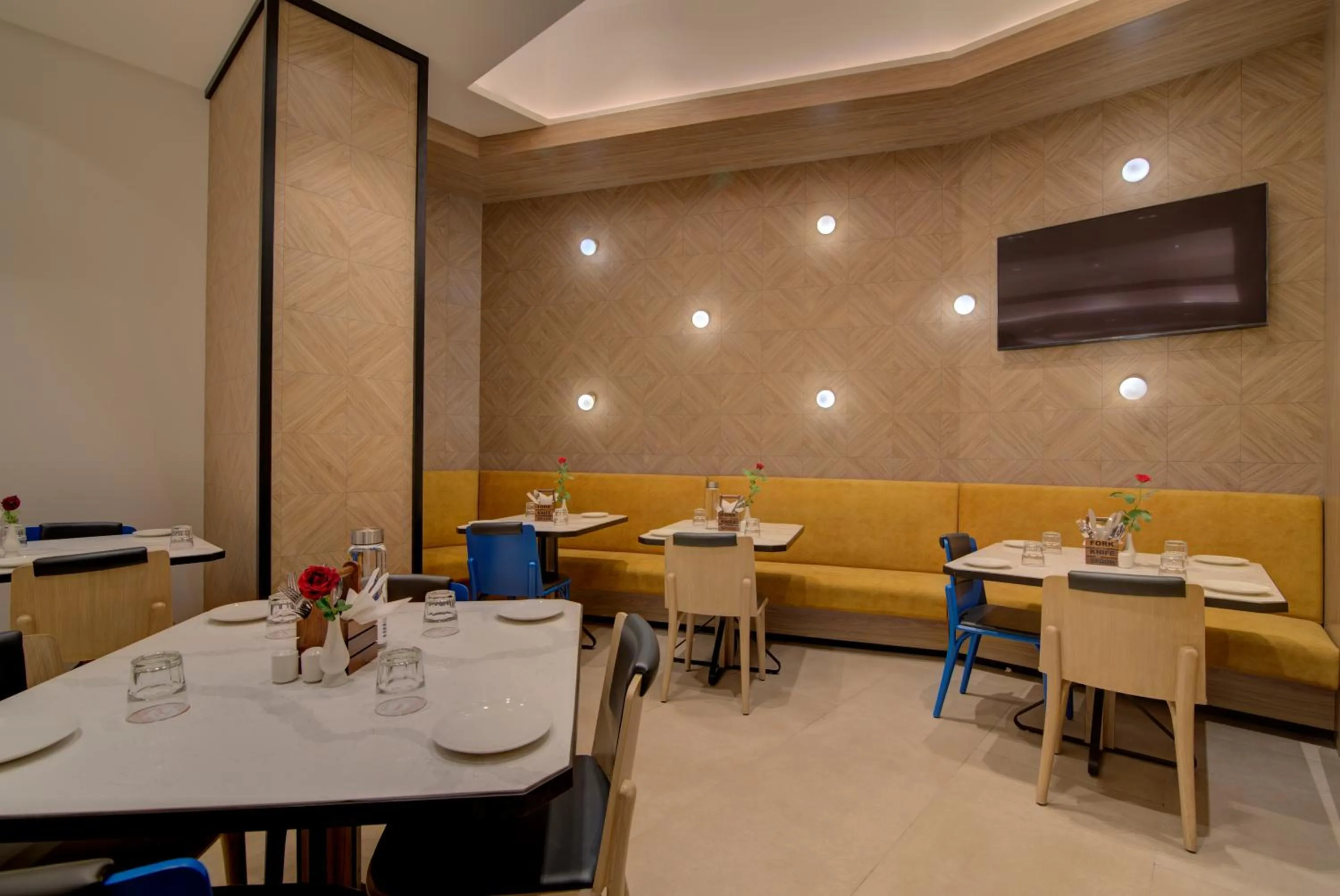 Restaurant/places to eat in 7 Apple Hotel Nashik